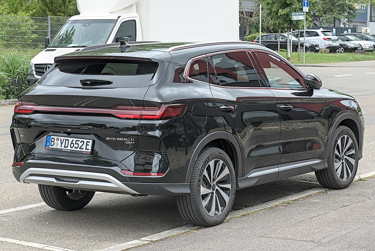 BYD Seal U DM-i yan ve ön görünümü