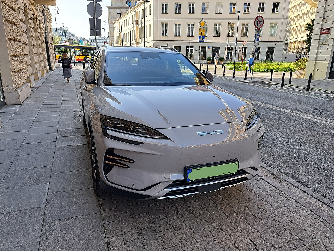 BYD Seal U şehir içinde önden görünüm