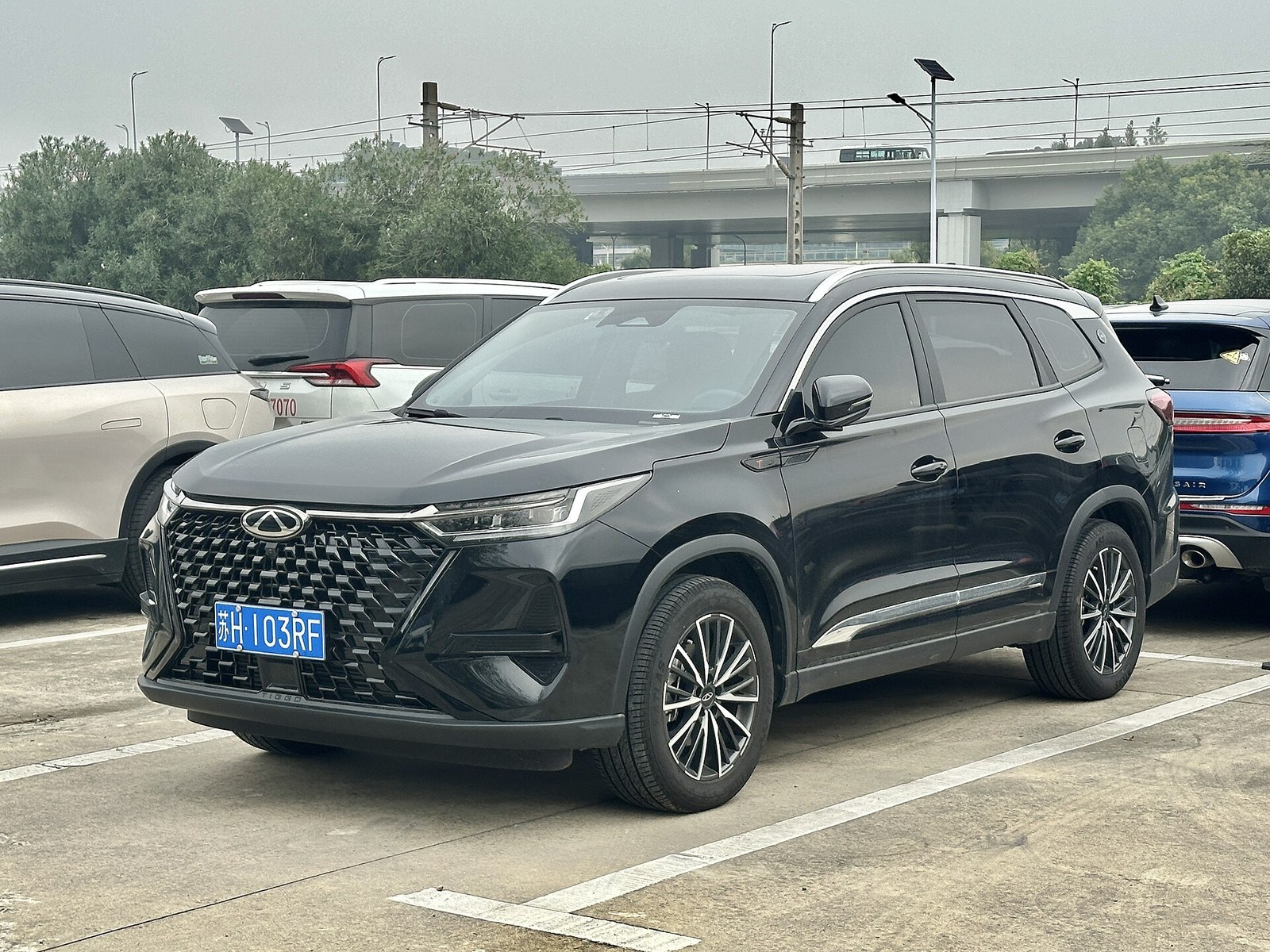 Siyah Chery Tiggo 8 Pro ön çapraz görünüm