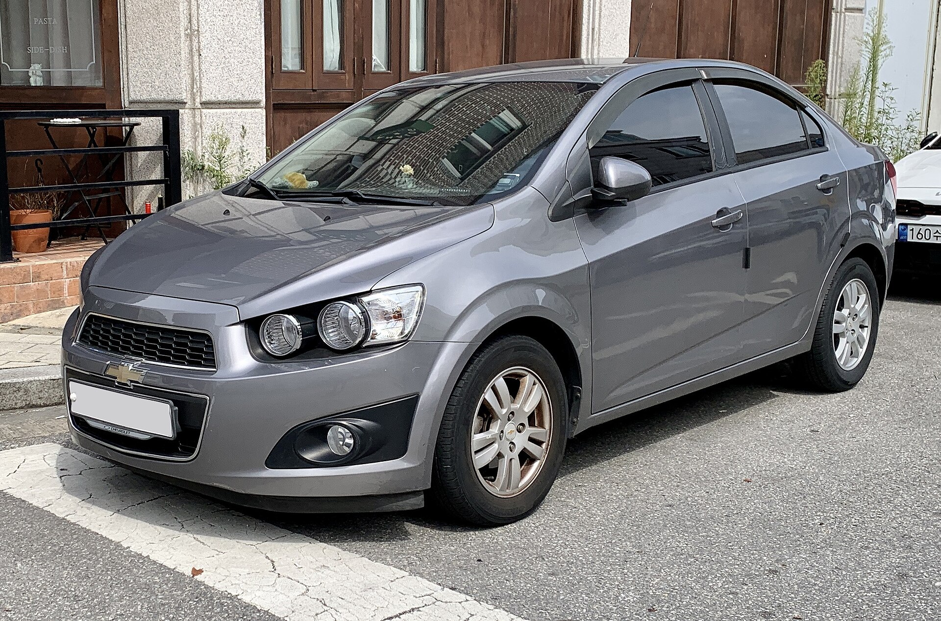 Chevrolet Aveo T300 gövdesi önden üç çeyrek açı