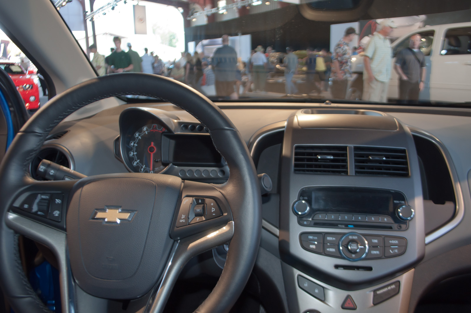 2012 Chevrolet Sonic kokpiti, T300 ailesinin gösterge ve konsol tasarımı