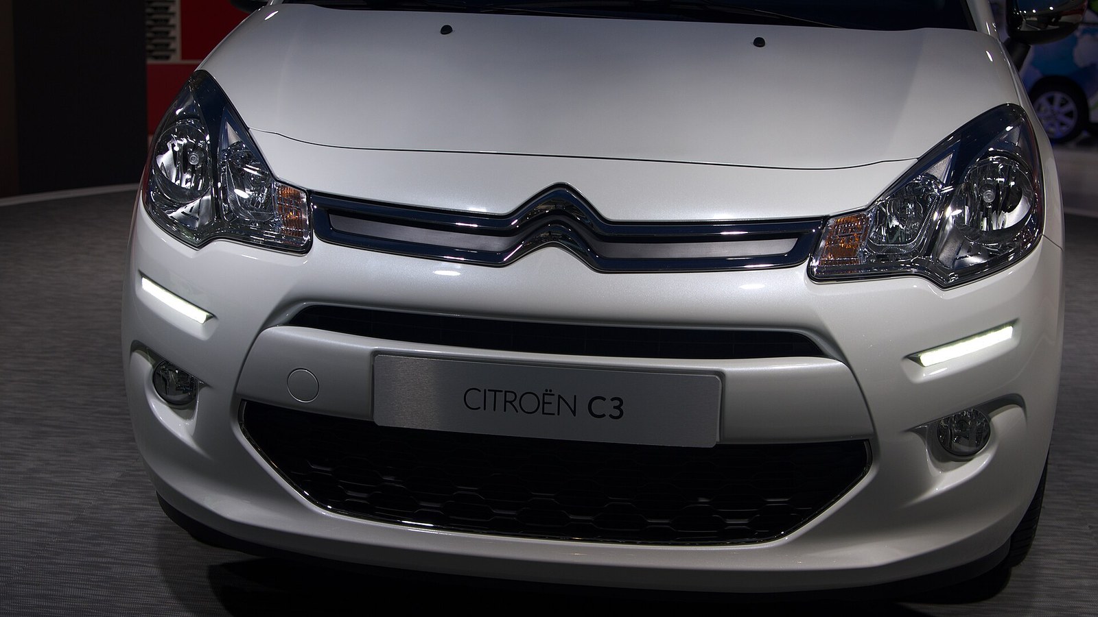 Makyajlı beyaz Citroën C3 II önden görünüm