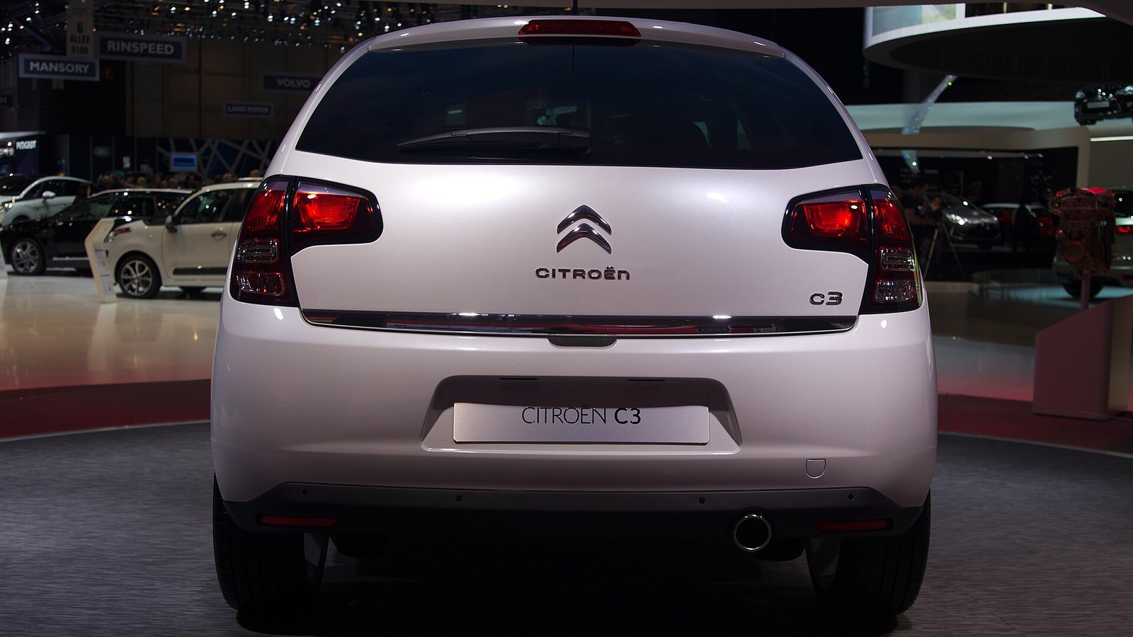 Makyajlı beyaz Citroën C3 II arkadan görünüm
