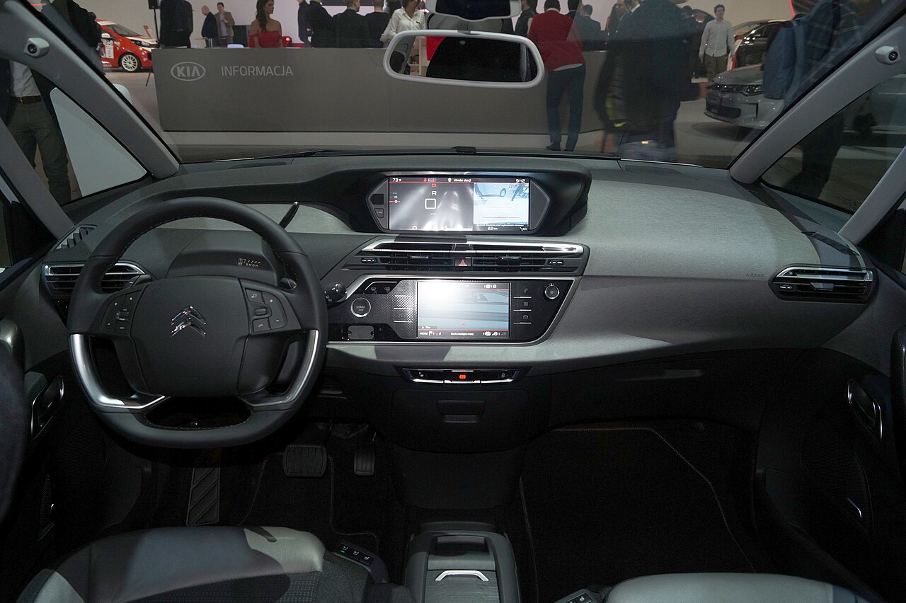 Citroën C4 Picasso II geniş ön konsol ve sürücü kabini
