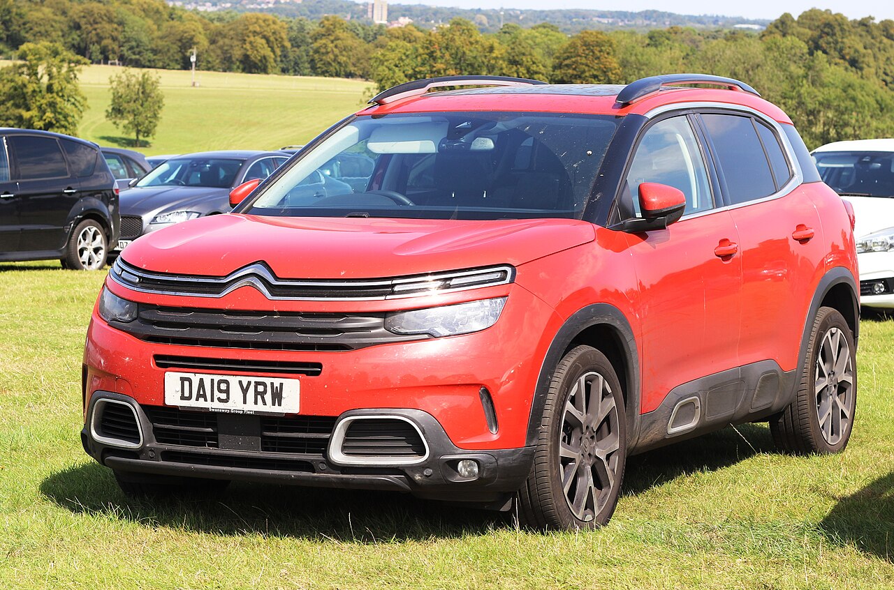 Kırmızı Citroën C5 Aircross ilk nesil önden üç çeyrek açı