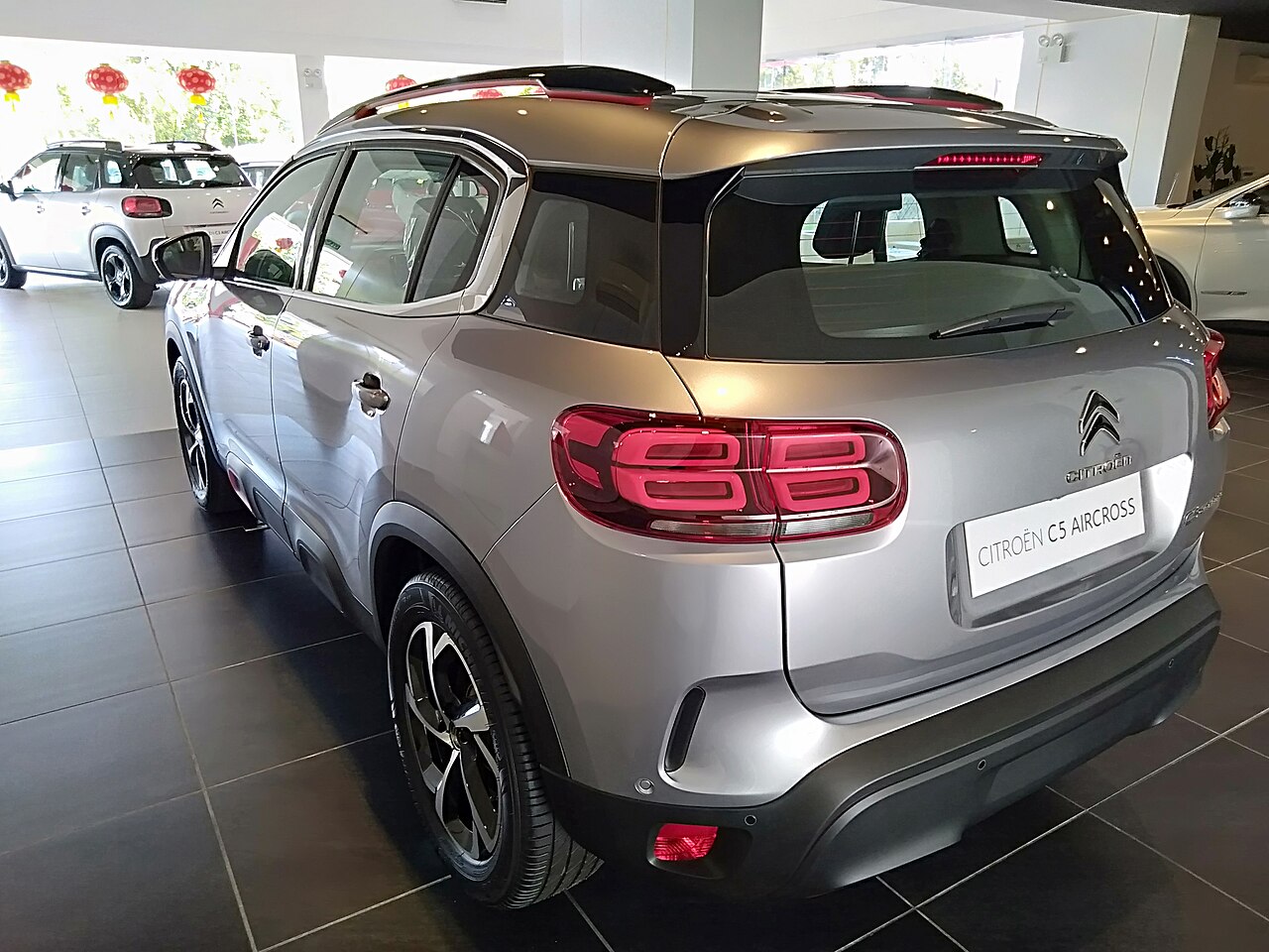 Citroën C5 Aircross arka görünümü ve tavan çizgisi