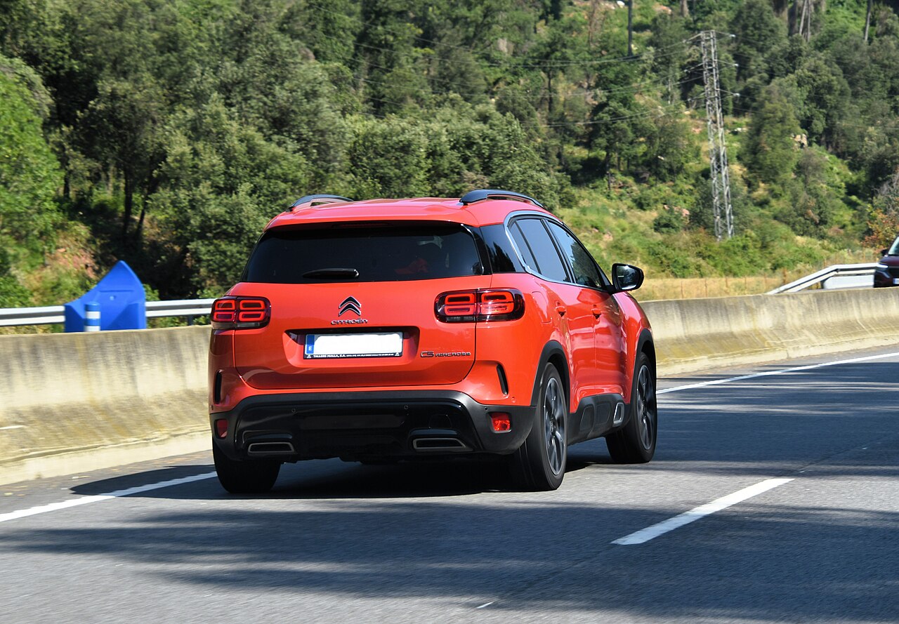 İlk nesil Citroën C5 Aircross yolda arka açıdan