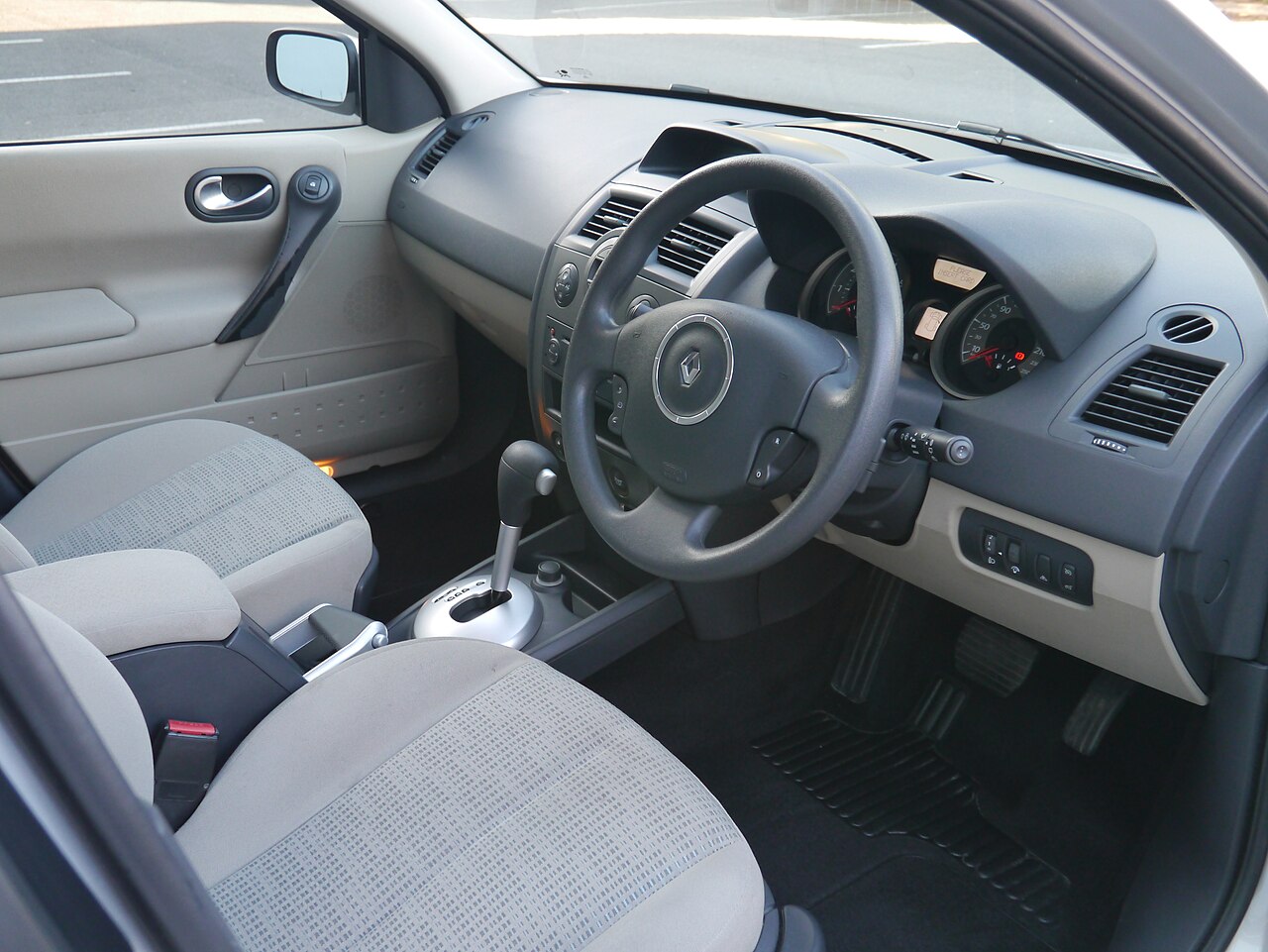 Renault Megane 2 iç mekânı ve kokpiti