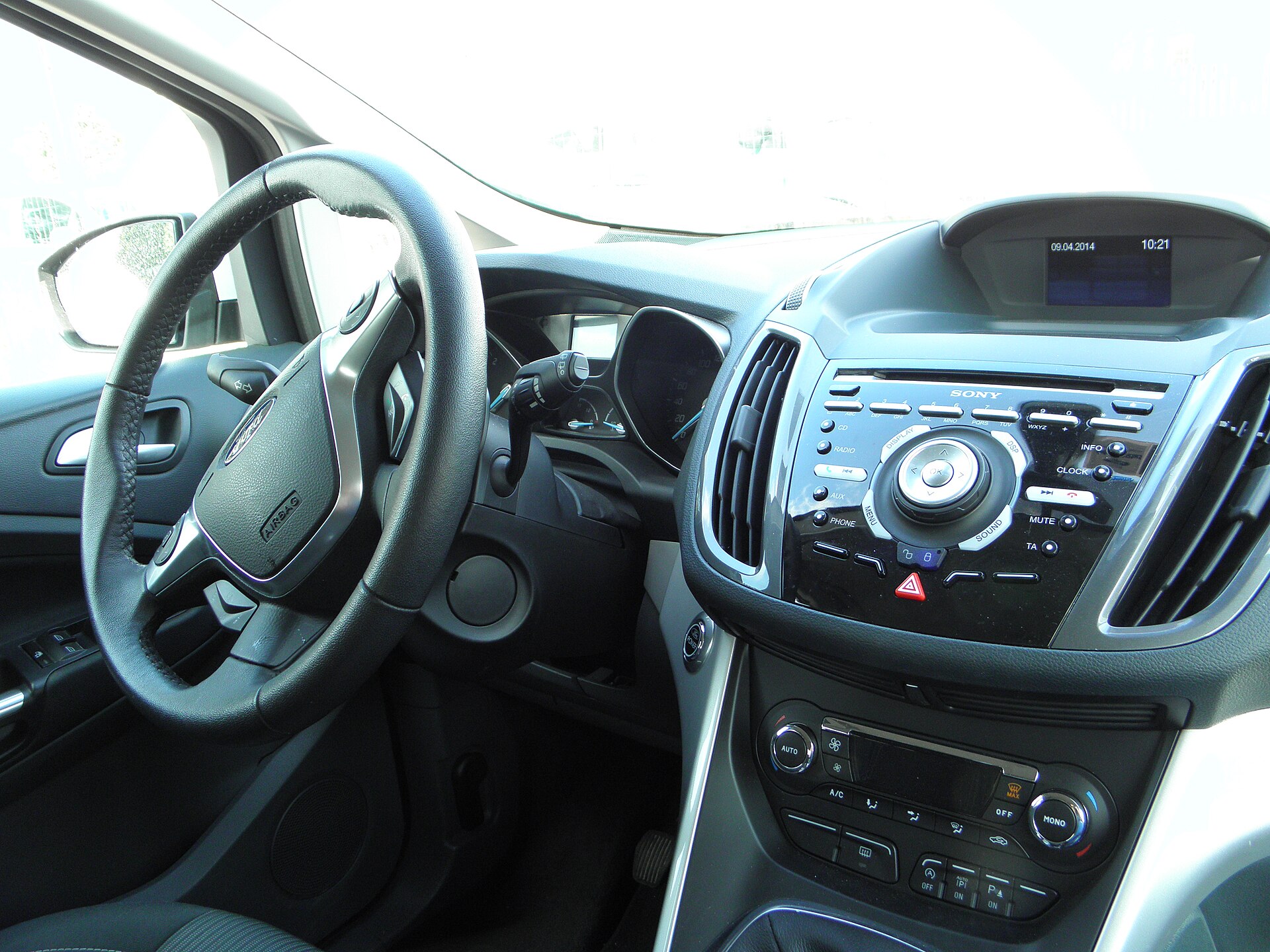C-MAX II ön paneli ve Sony multimedya sistemi