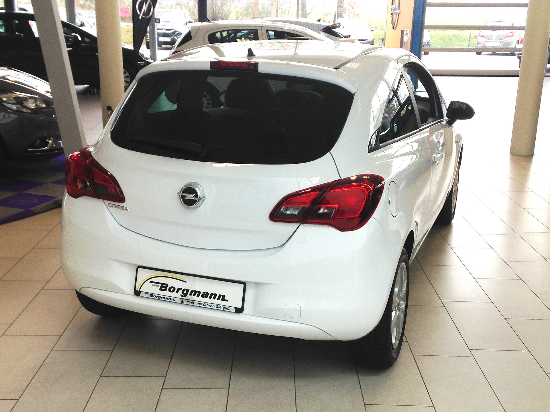 Opel Corsa E arka görünüş