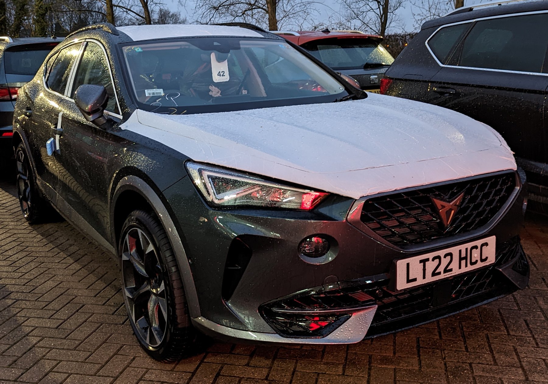 Cupra Formentor yan ve ön görünüm