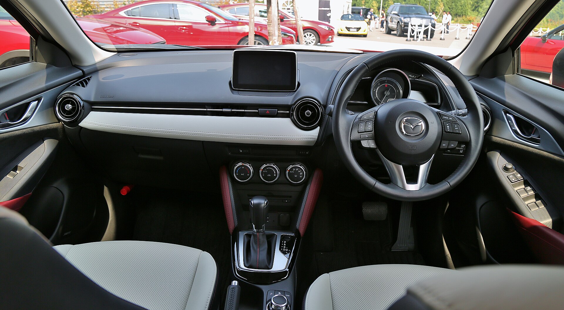 Mazda CX-3 iç mekânı, ön panel ve koltuklar