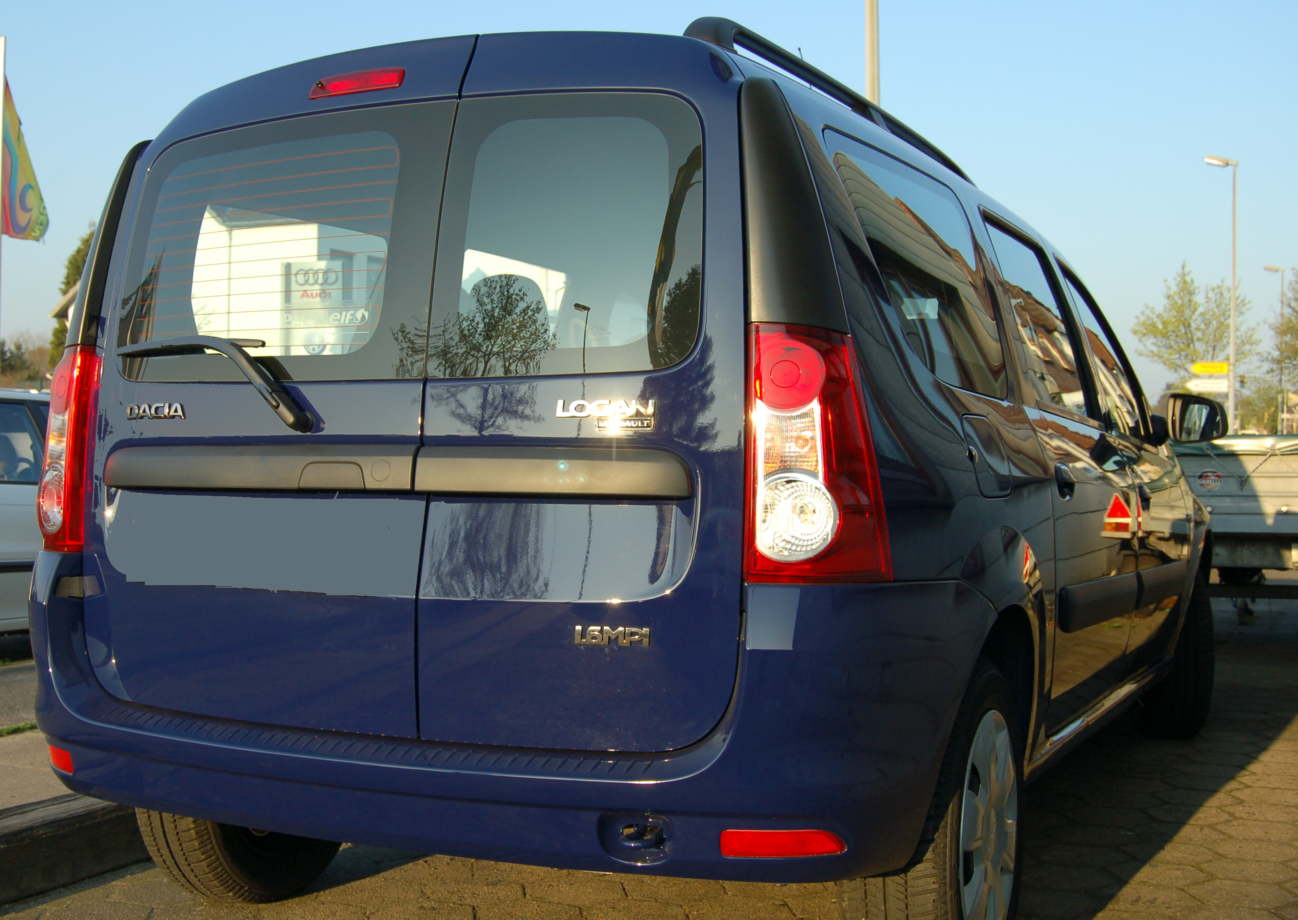 Dacia Logan MCV 2009 model arkadan