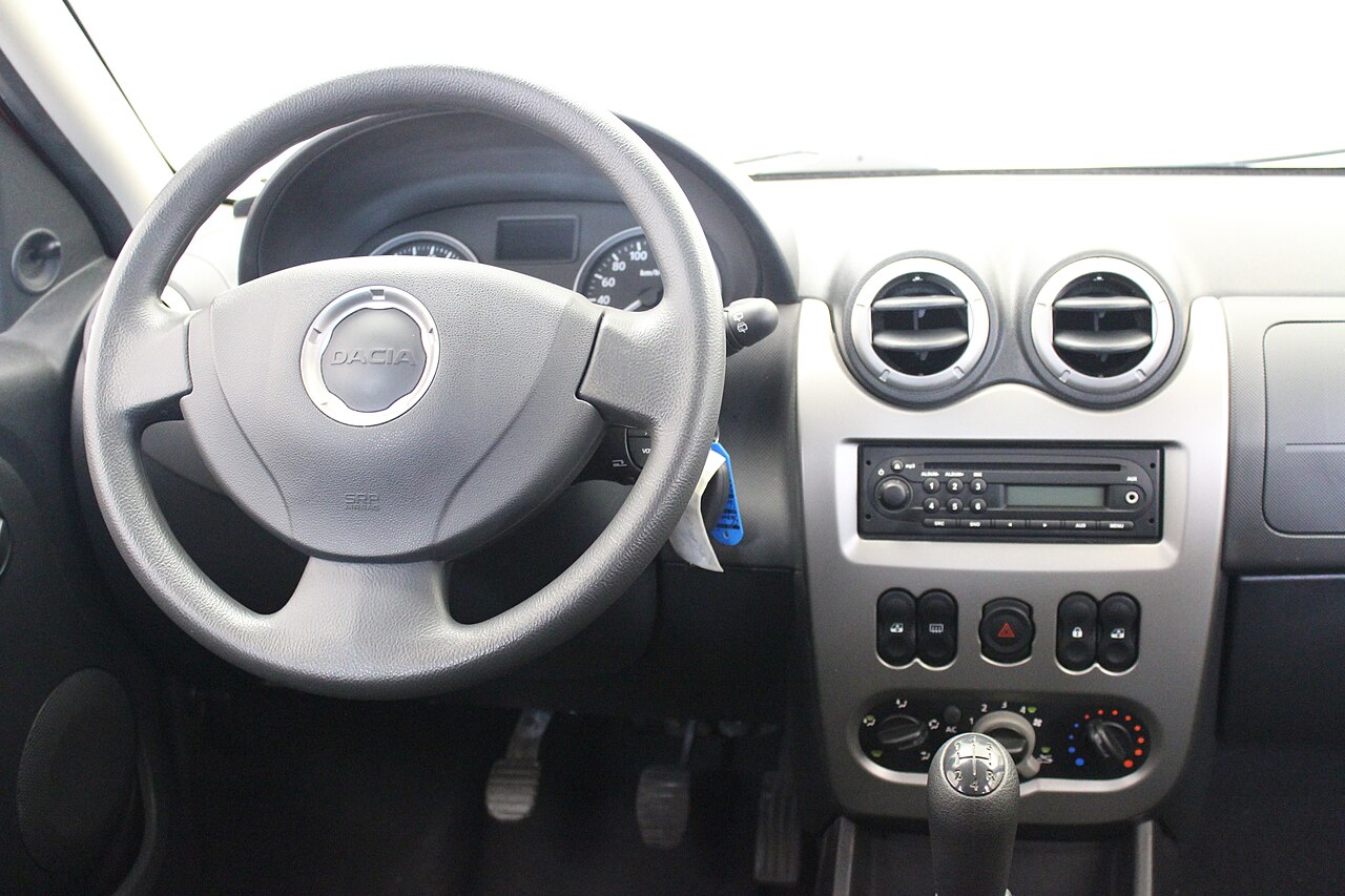İlk nesil Dacia Sandero Stepway iç mekânı ve gösterge paneli