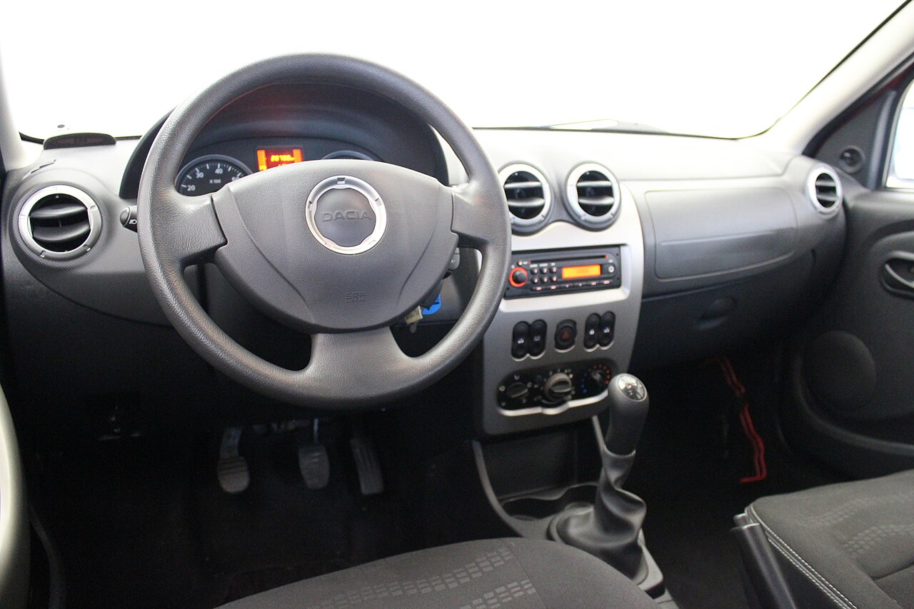 Dacia Sandero I kokpit, vites kolu ve ön konsol
