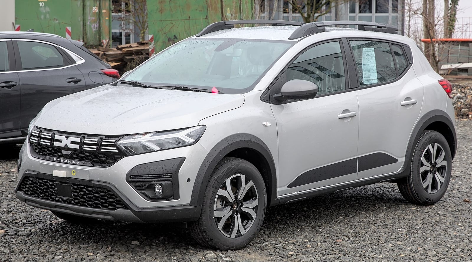 Dacia Sandero Stepway III yan arka görünüm