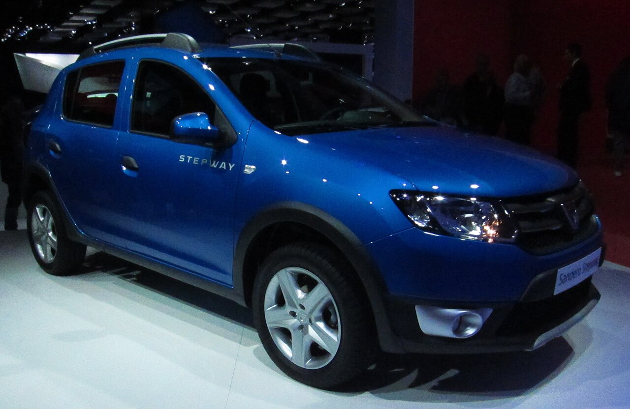İkinci nesil Dacia Sandero Stepway, normal Sandero ile gövde farklarını gösteren örnek