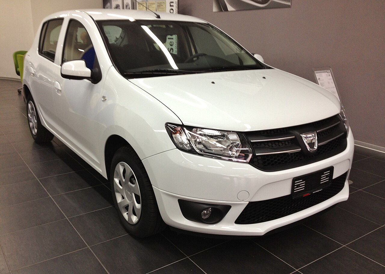 İkinci nesil normal Dacia Sandero hatchback, önden üç çeyrek görünüm