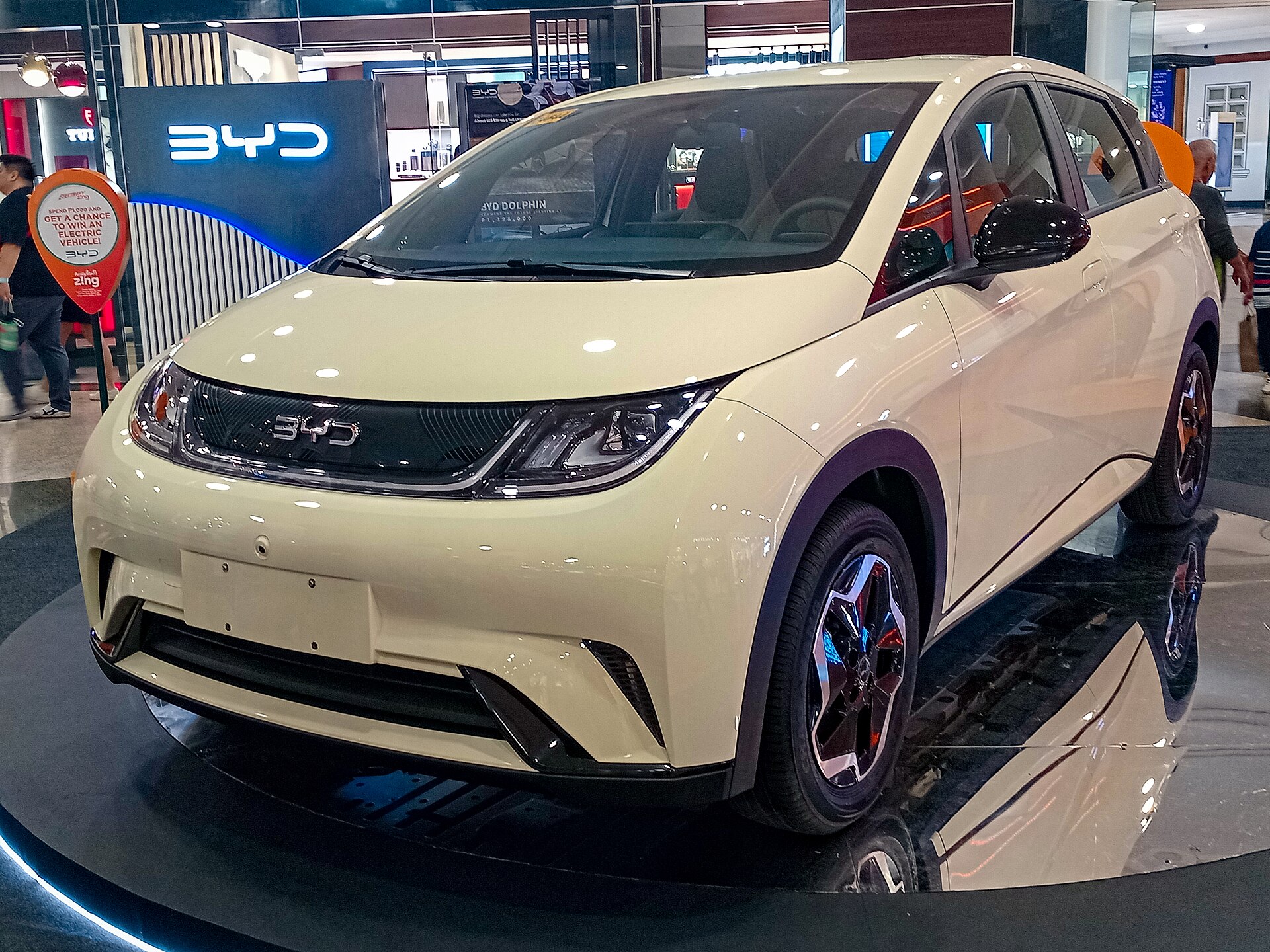 BYD Dolphin önden üç çeyrek görünüm