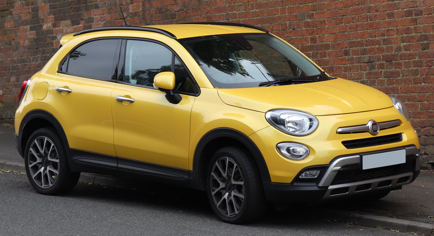 Makyaj öncesi Fiat 500X Cross Plus önden görünüm