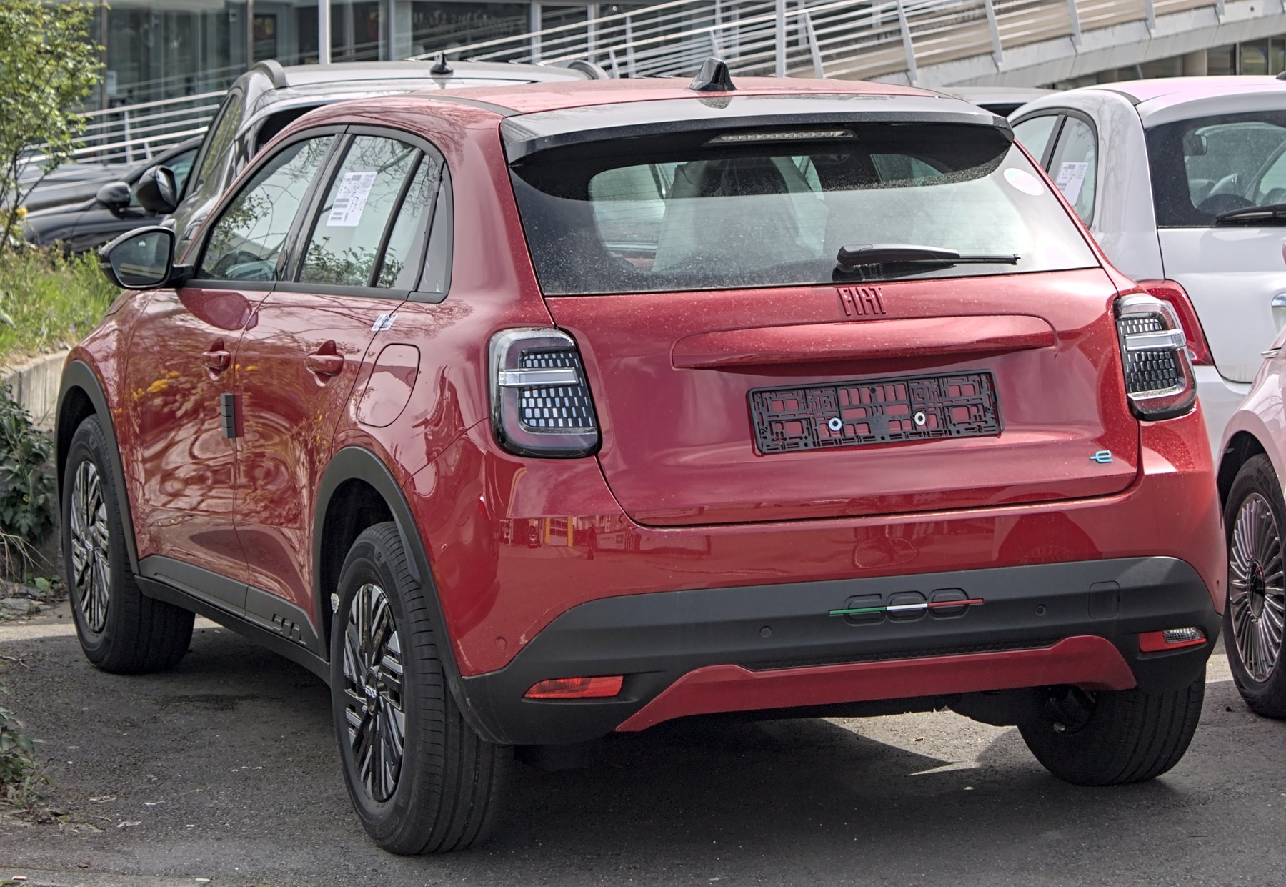 Fiat 600e kırmızı gövde arka üç çeyrek