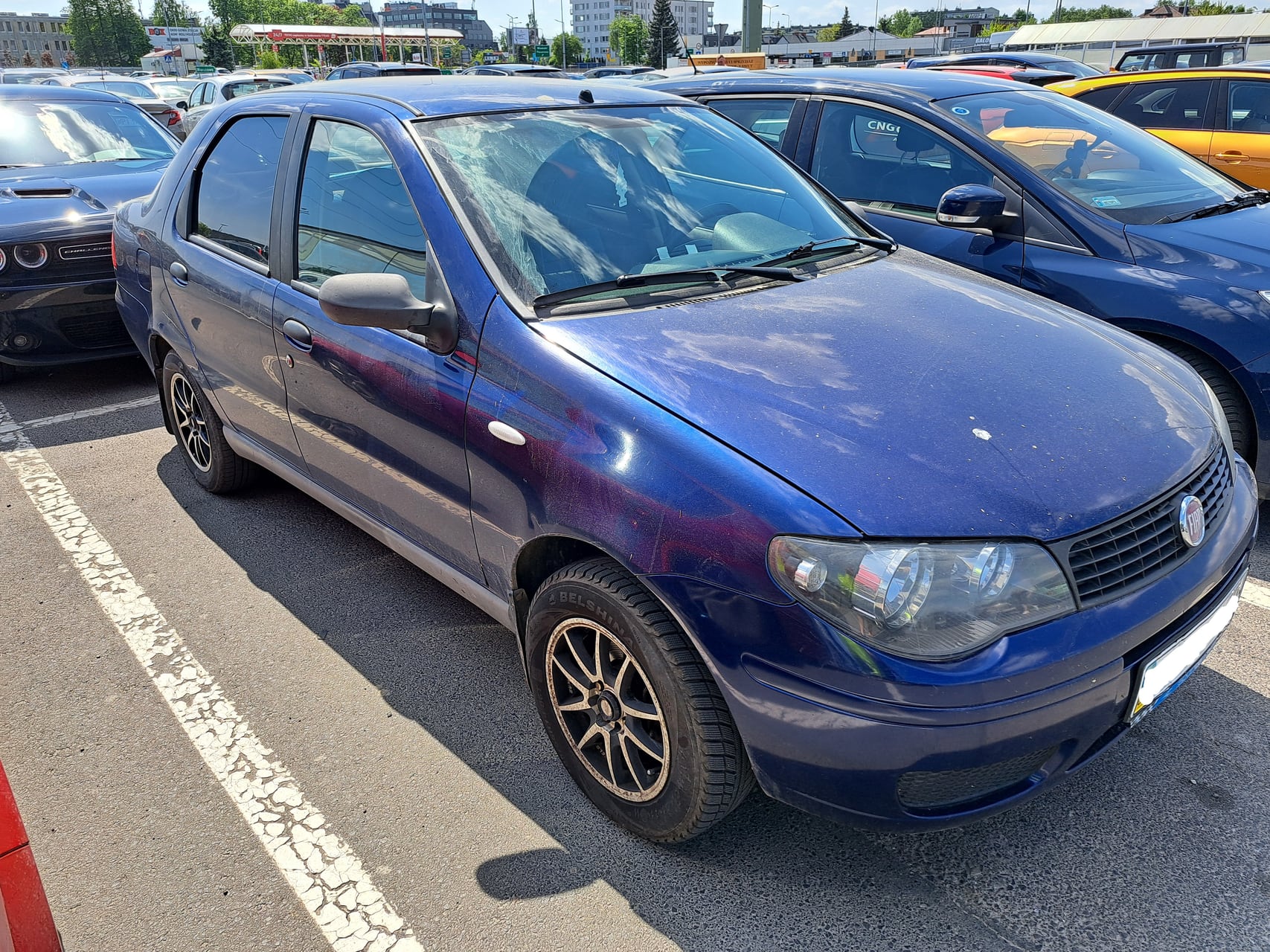 Fiat Albea ön ve yan görünümü