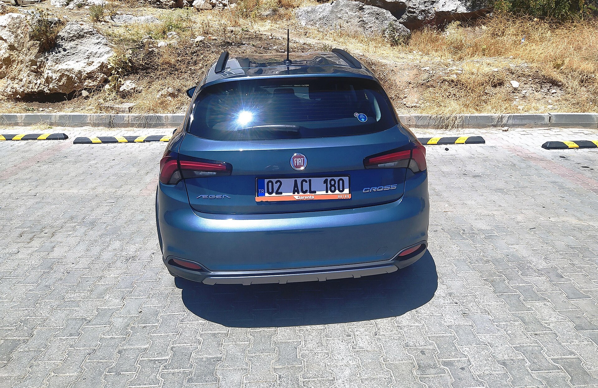 Adıyaman'da çekilmiş Fiat Egea Cross arka görünümü