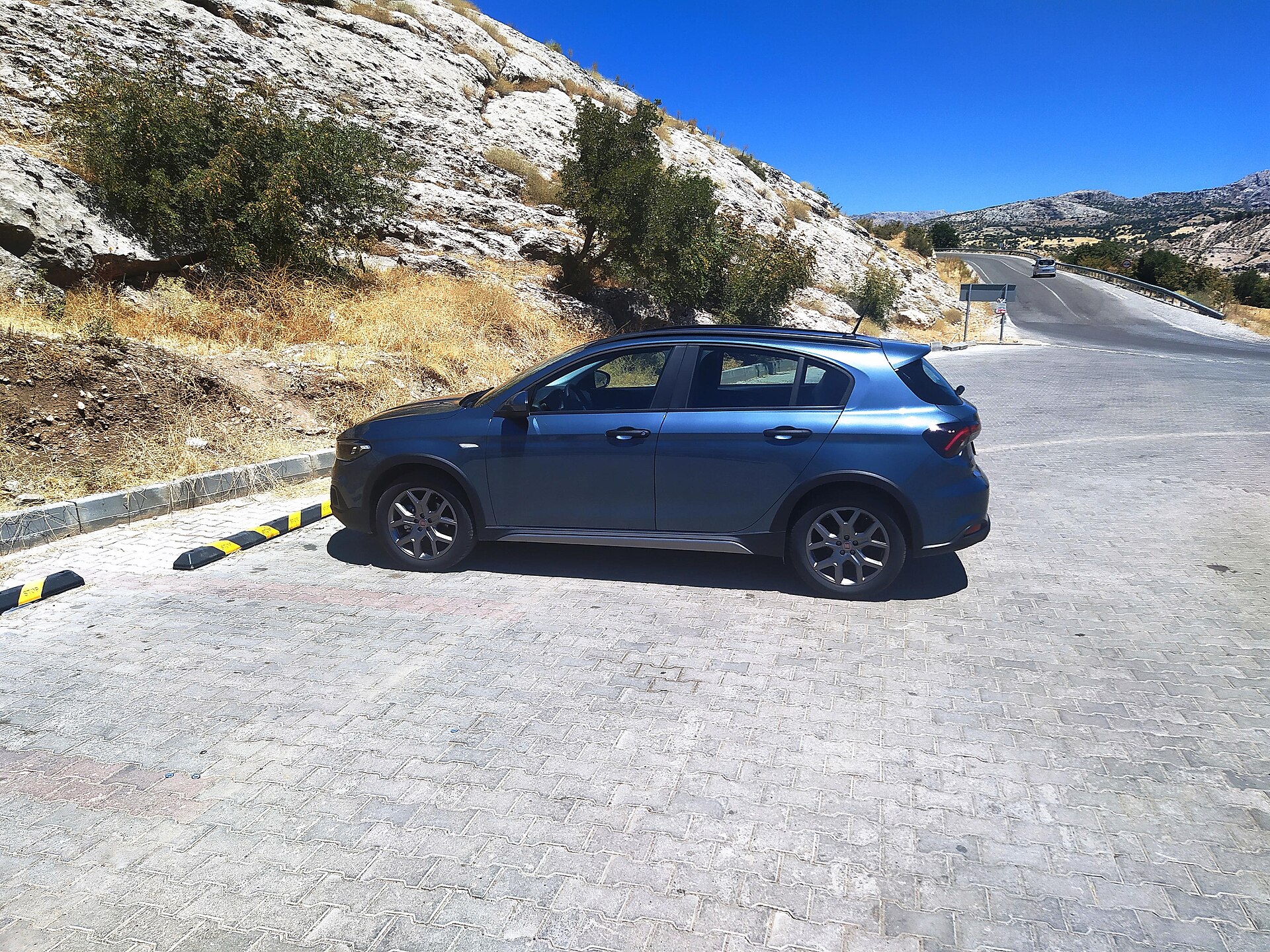 Kâhta'da çekilmiş Fiat Egea Cross'un yan profili