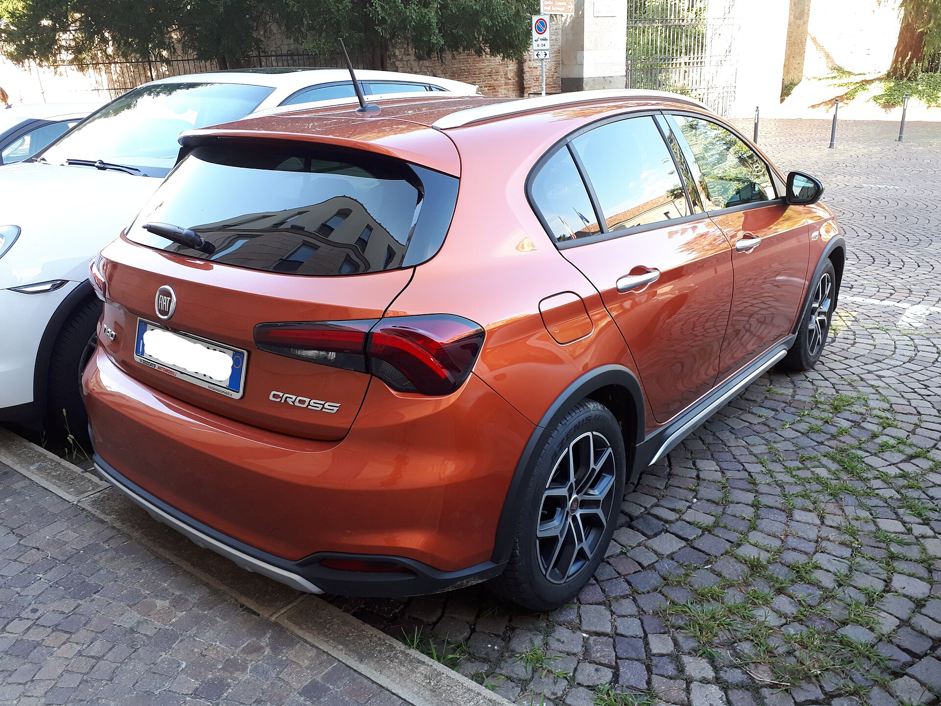 Fiat Tipo Cross'un yandan ve arka taraftan gövde kaplamaları görünümü