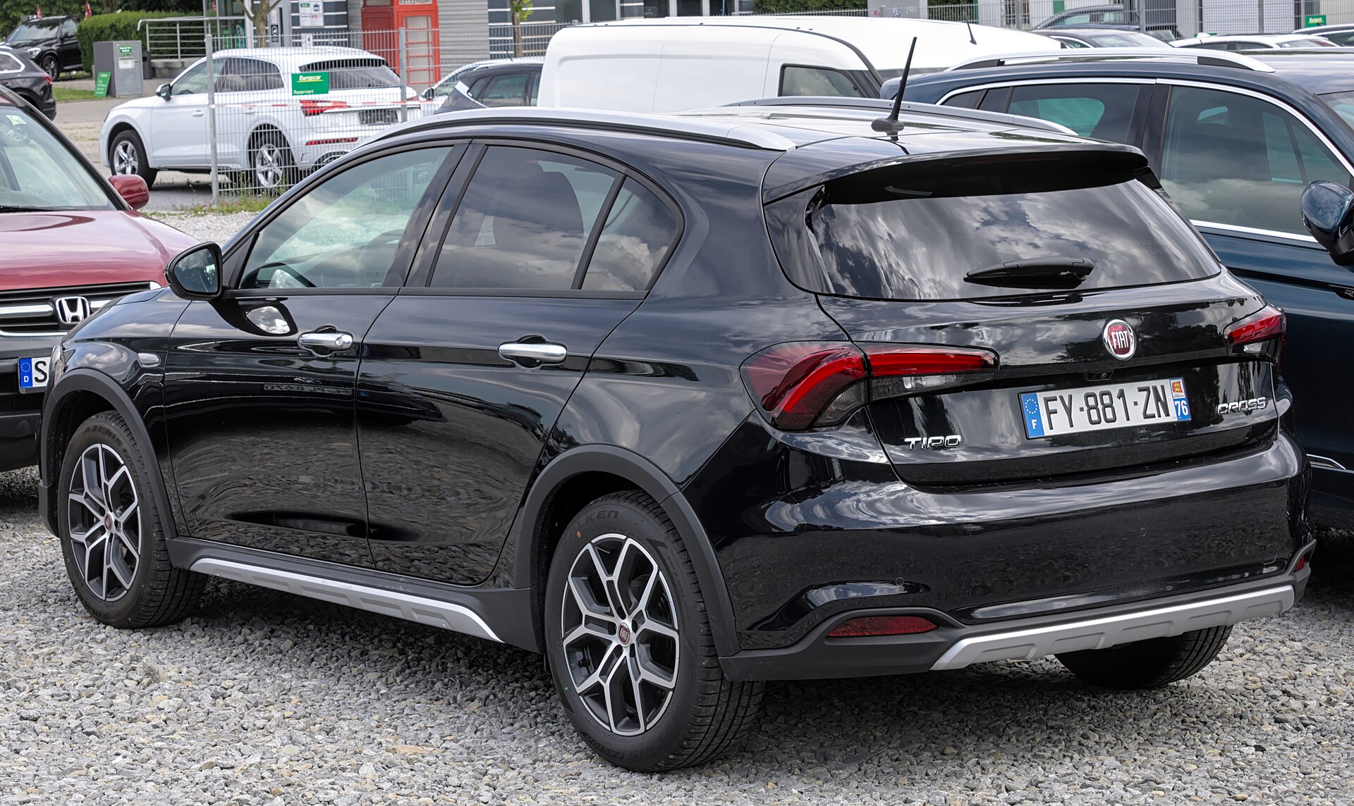 Fiat Tipo Cross'un yandan görünümü, yükseltilmiş gövde ve kaplama detayları