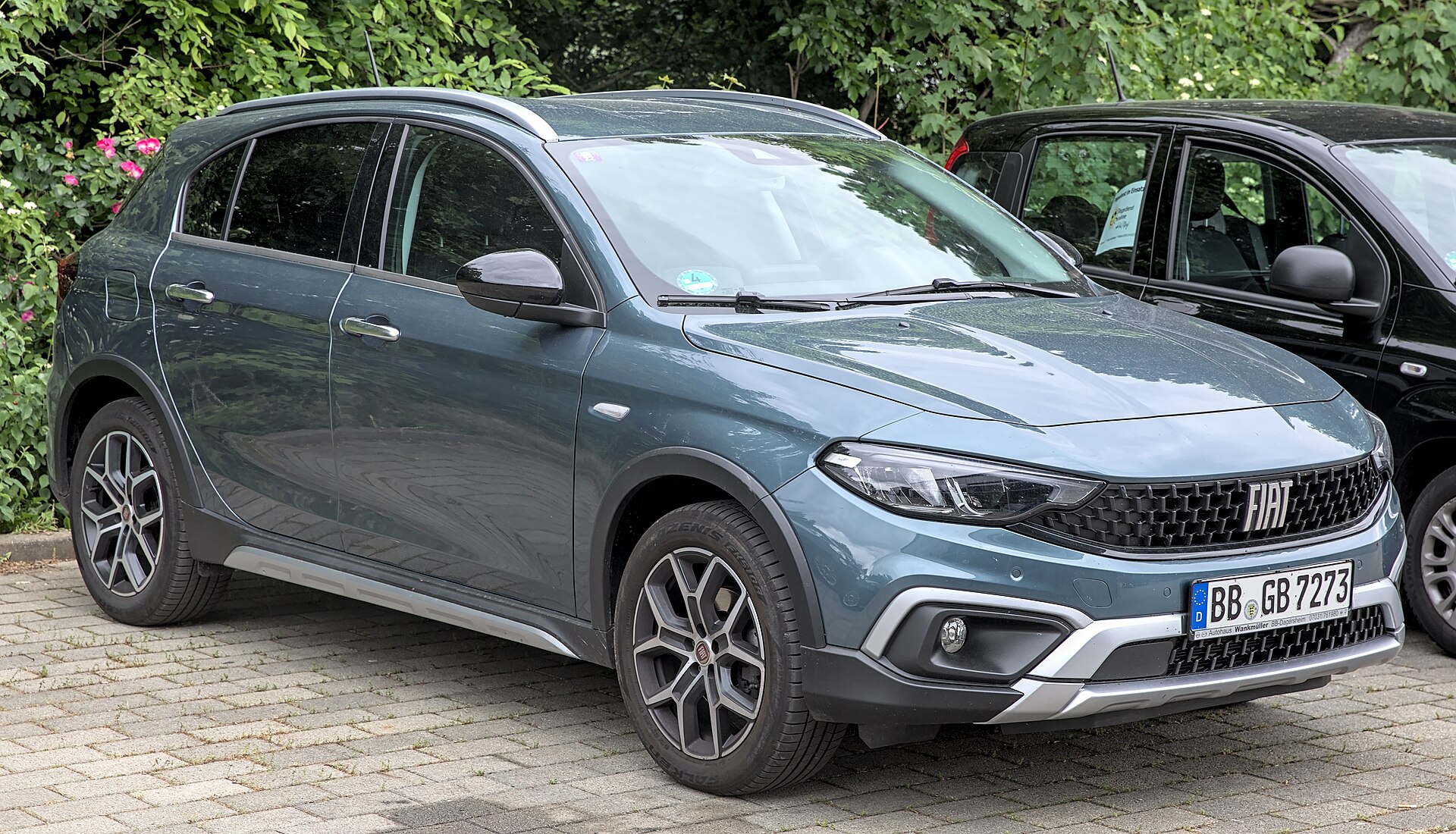 Fiat Tipo Cross'un gövde ve jant ölçüsünü gösterecek dış görünümü