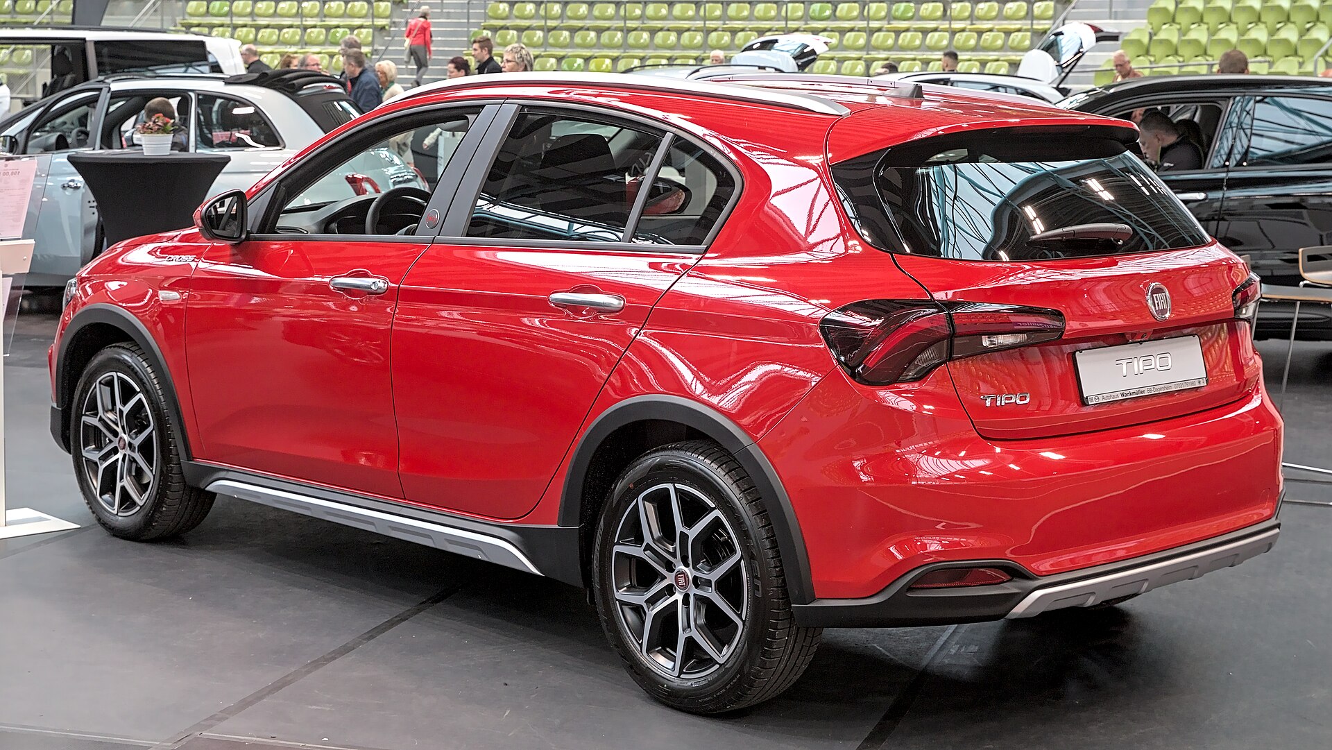 Fiat Tipo Cross'un kırmızı gövde rengi ve yan tasarımı