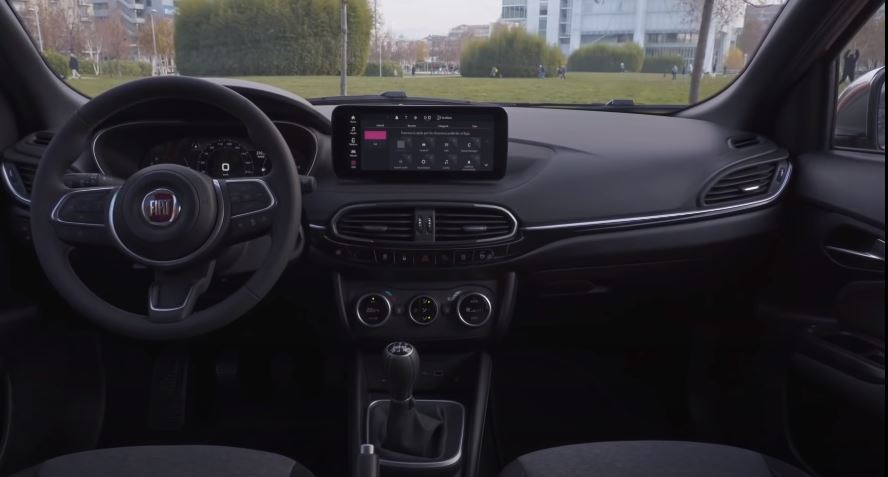 2021 makyajlı Fiat Tipo kabininde gösterge ve multimedya yerleşimi