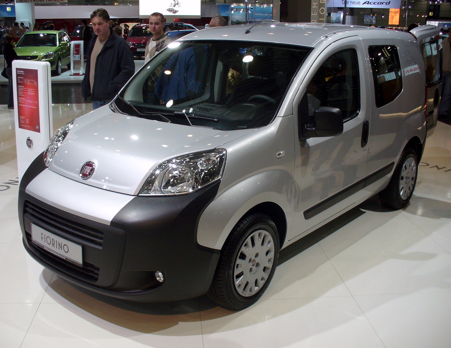 Fiat Fiorino Kombi yan ve arka gövde görünümü