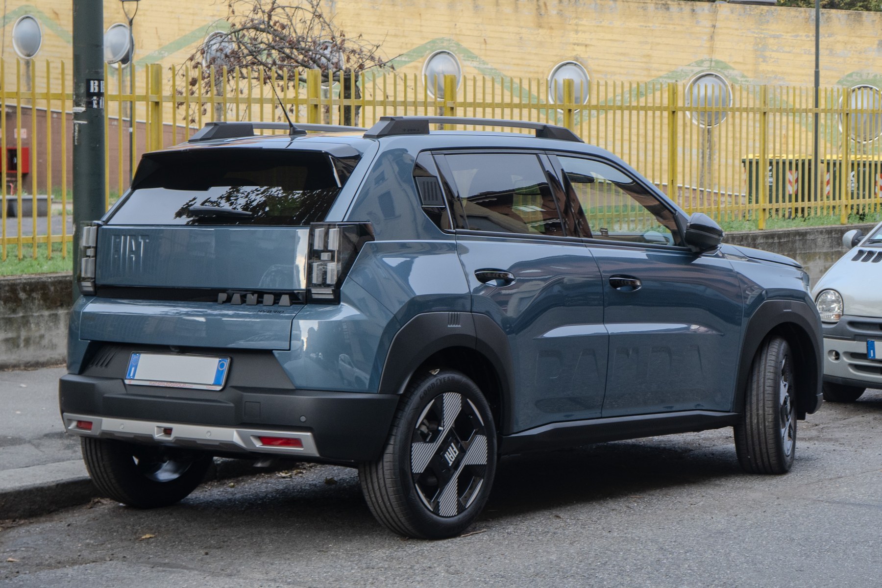Fiat Grande Panda Hybrid arka çapraz görünüm