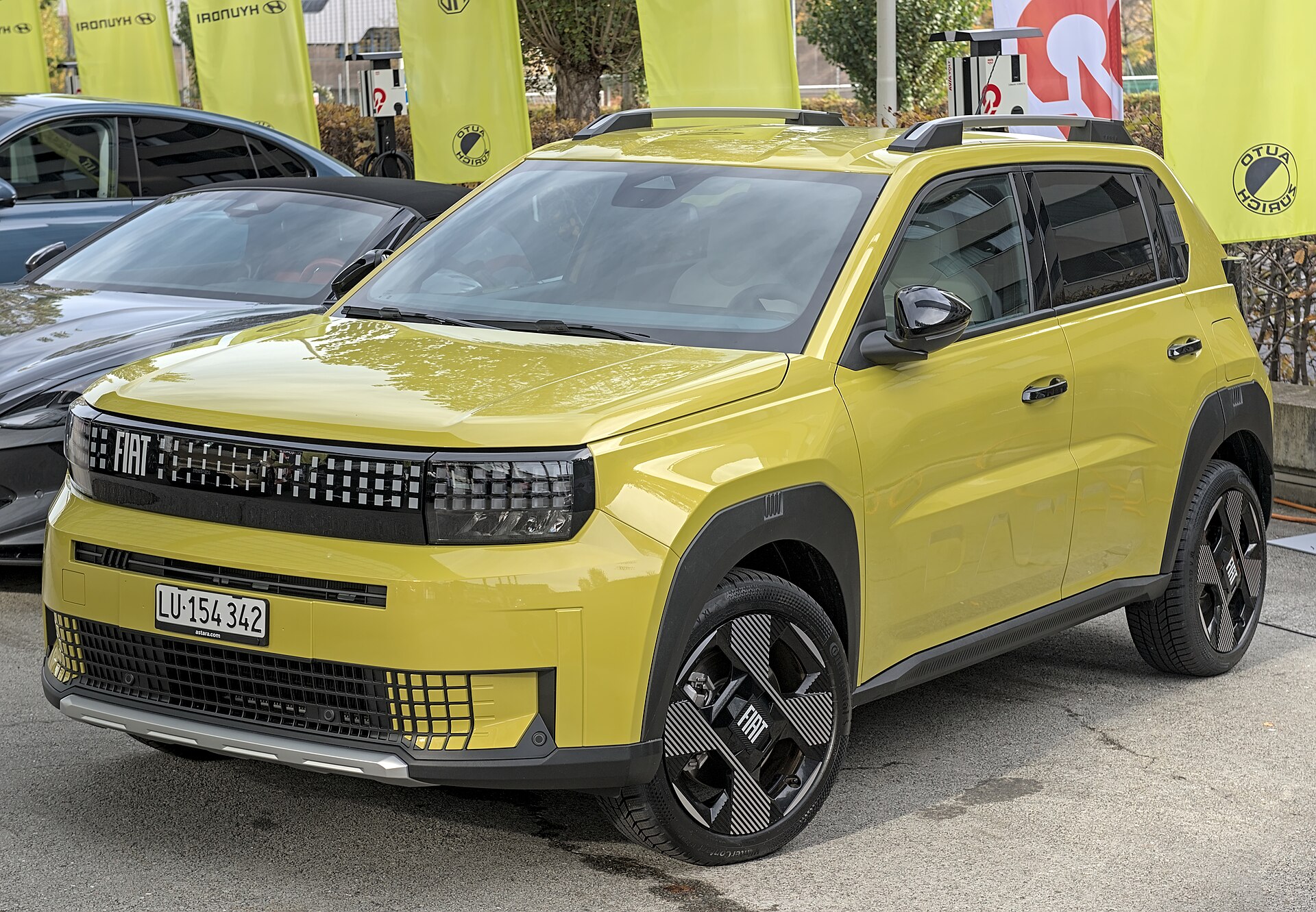Fiat Grande Panda elektrikli yan görünüm ve şarj kapağı