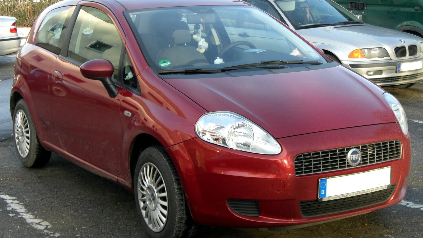 Kırmızı Fiat Grande Punto önden görünüm