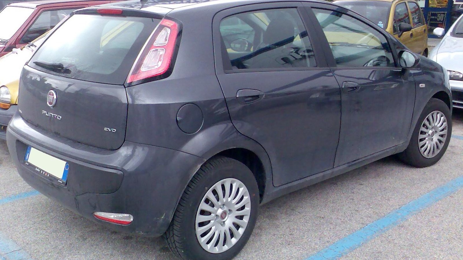 Gri Fiat Punto Evo arka ve yan görünüm