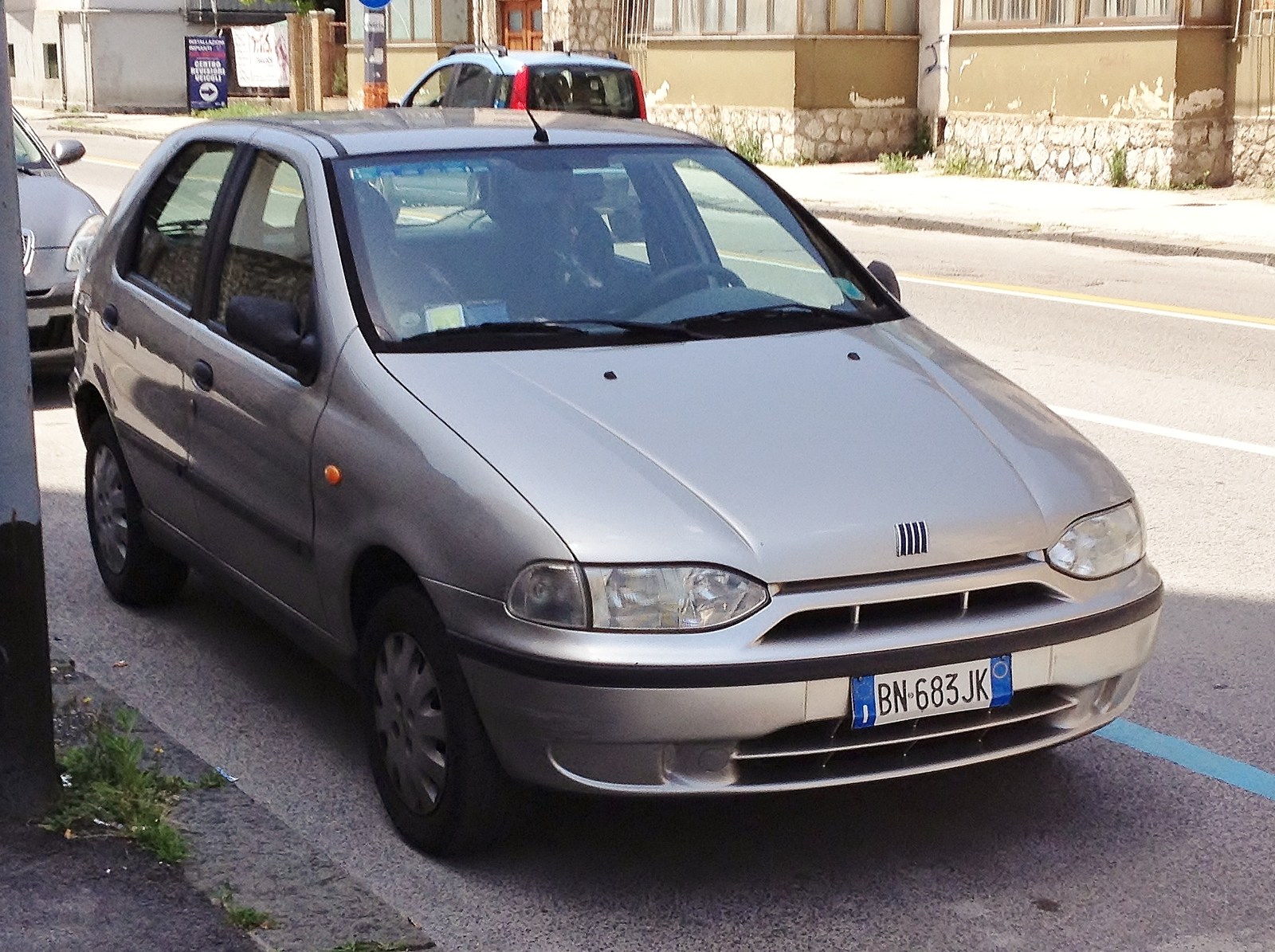 İtalya’da fotoğraflanan beş kapılı Fiat Palio