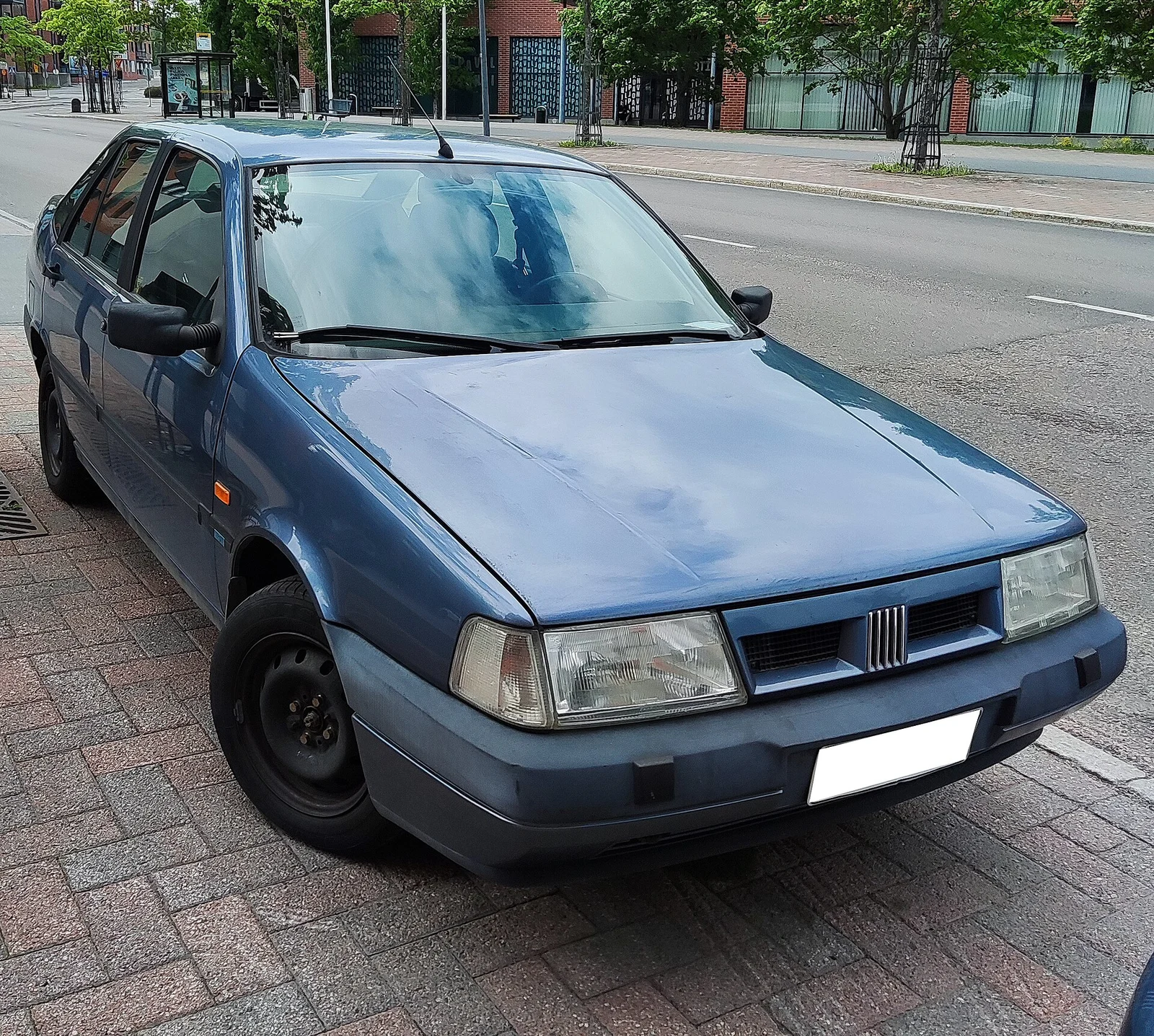 Fiat Tempra önden görünüm ve motor kaputu çizgileri