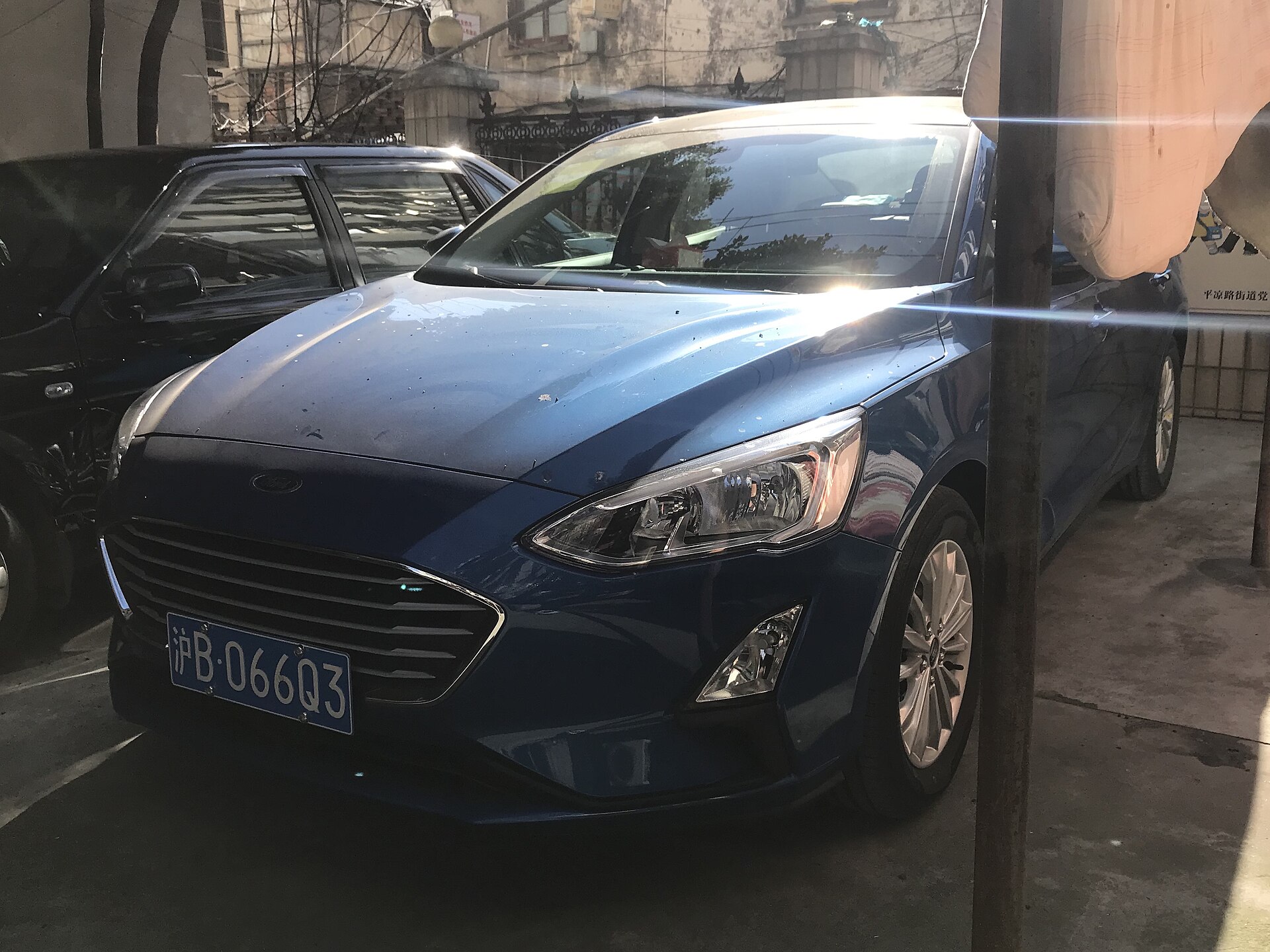 Mavi Ford Focus 4 sedan önden görünüm