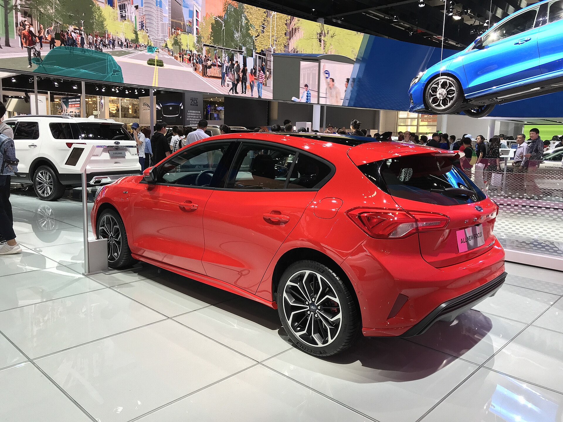 Kırmızı Ford Focus 4 hatchback arkadan görünüm