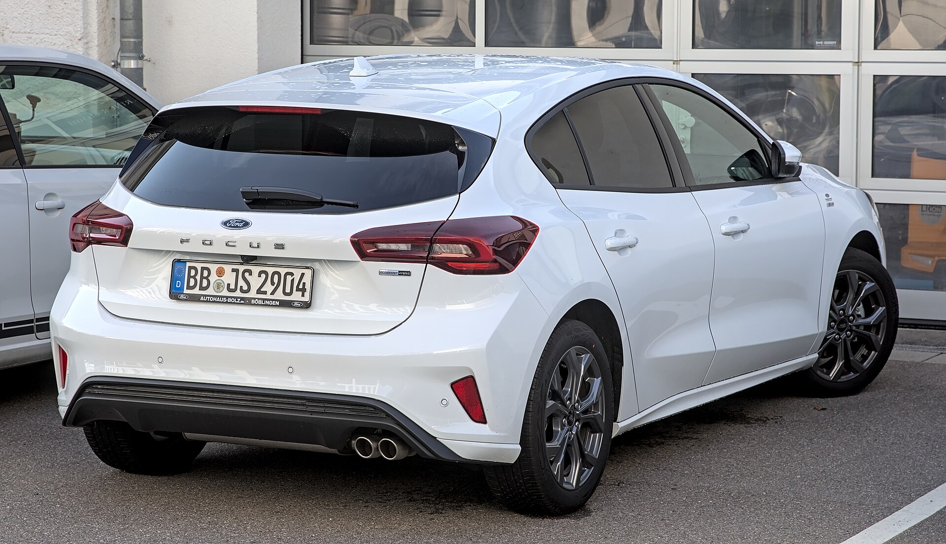 Makyajlı beyaz Ford Focus 4 hatchback önden görünüm