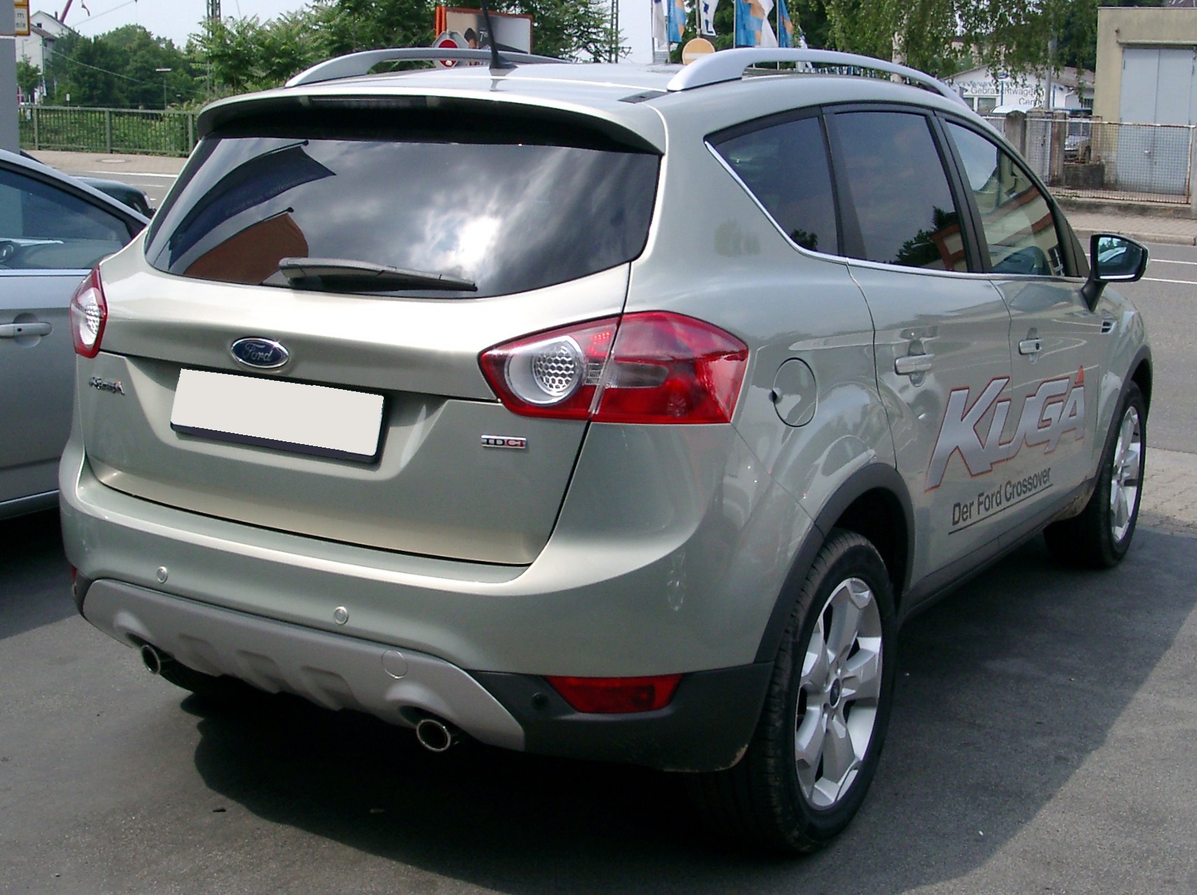 Ford Kuga I arka görünüm, bagaj ve gövde oranları