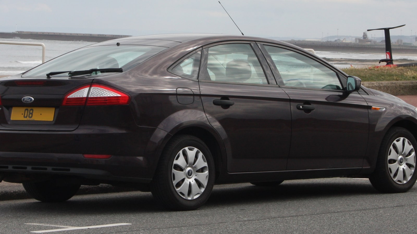 Ford Mondeo Mk4 arka ve yan görünüm