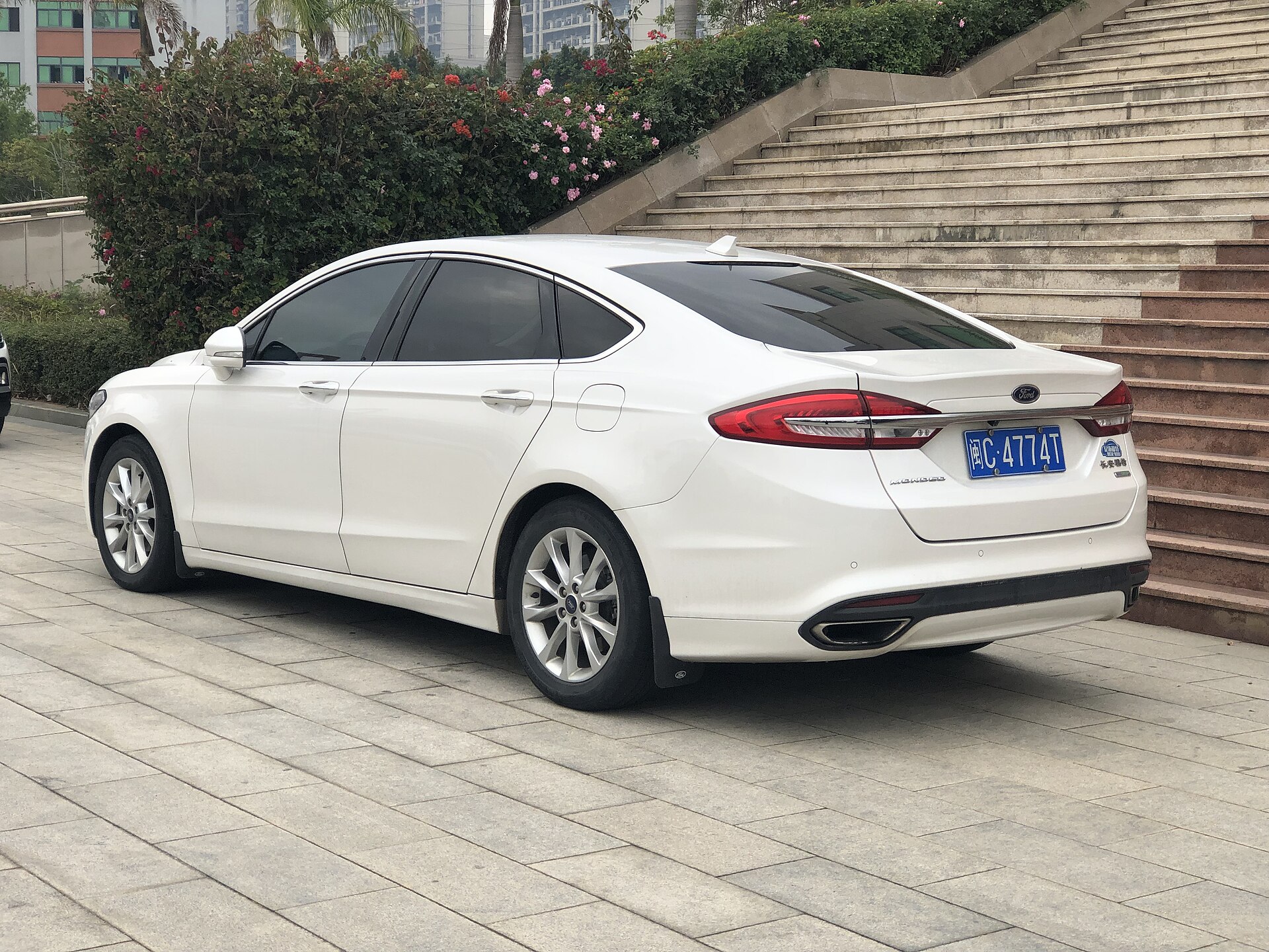 Makyajlı Ford Mondeo arka görünüm