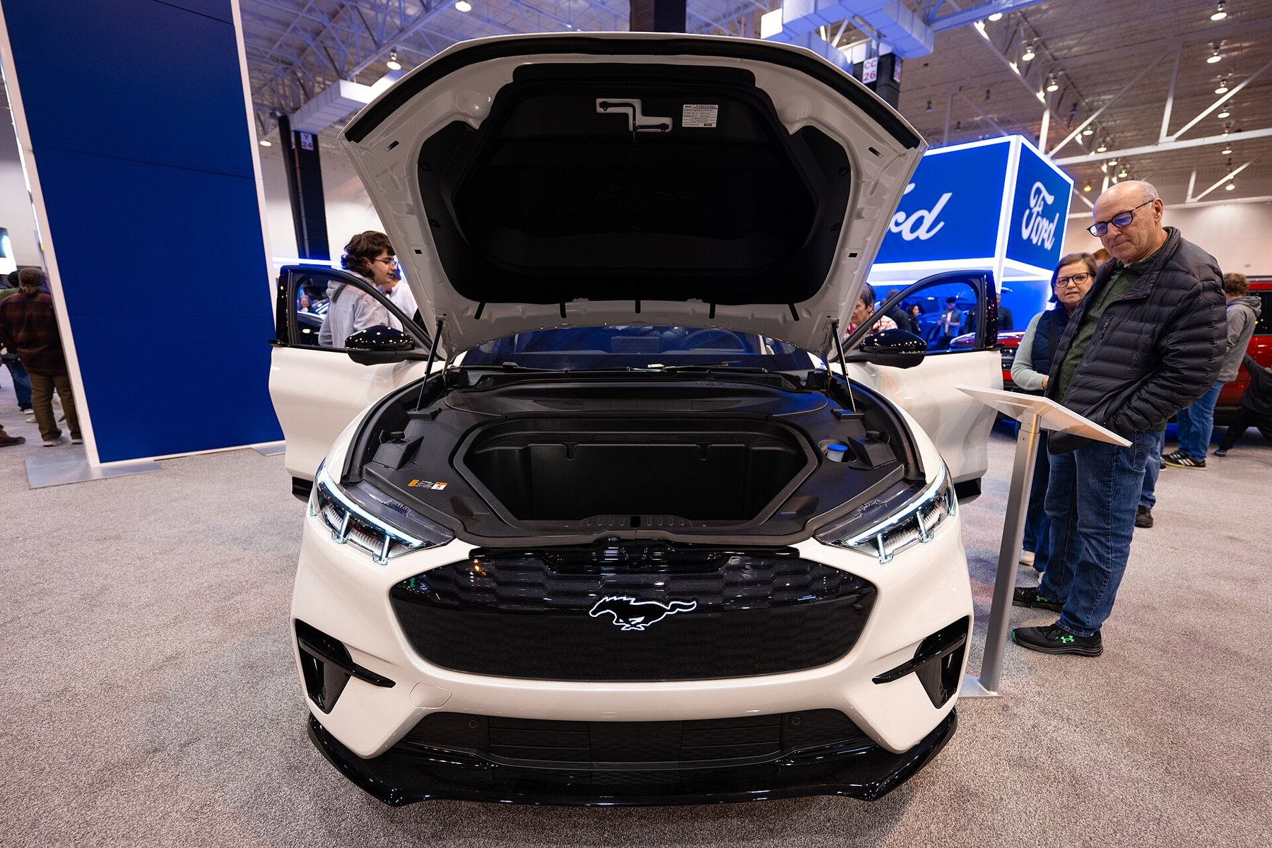 Ford Mustang Mach-E ön bagajı açık görünüm