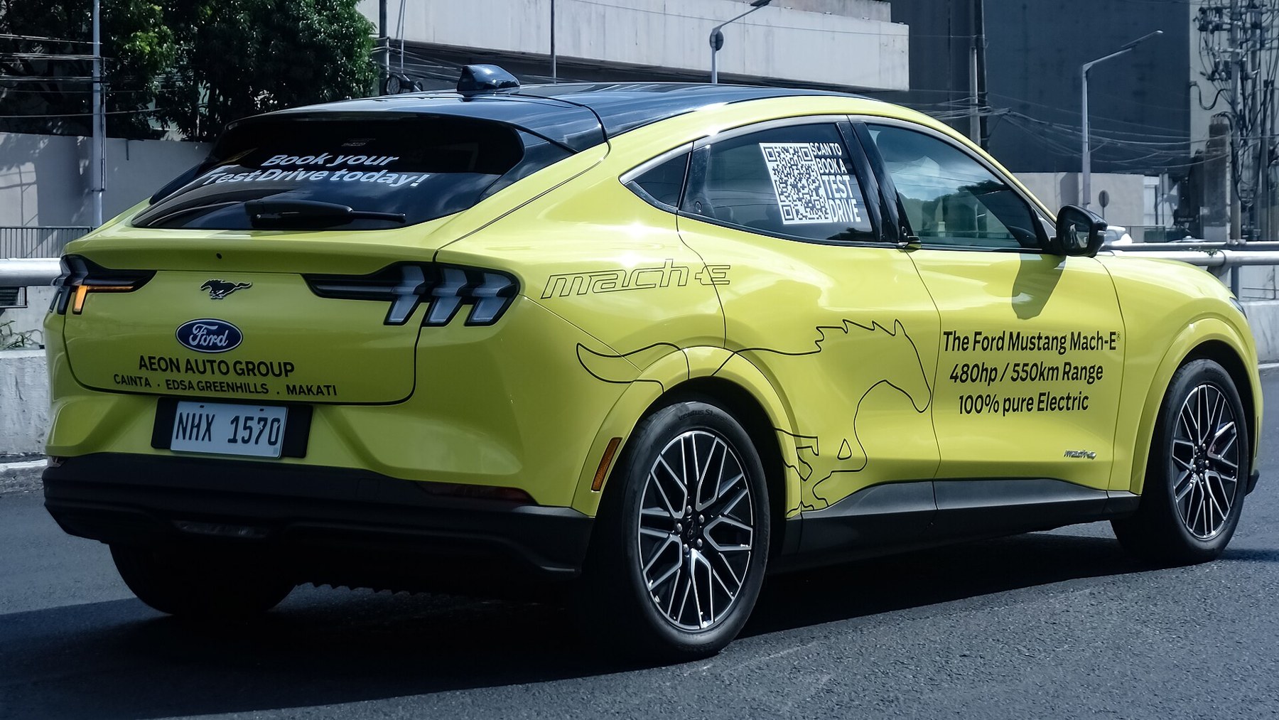 Sarı Ford Mustang Mach-E arkadan üç çeyrek görünüm