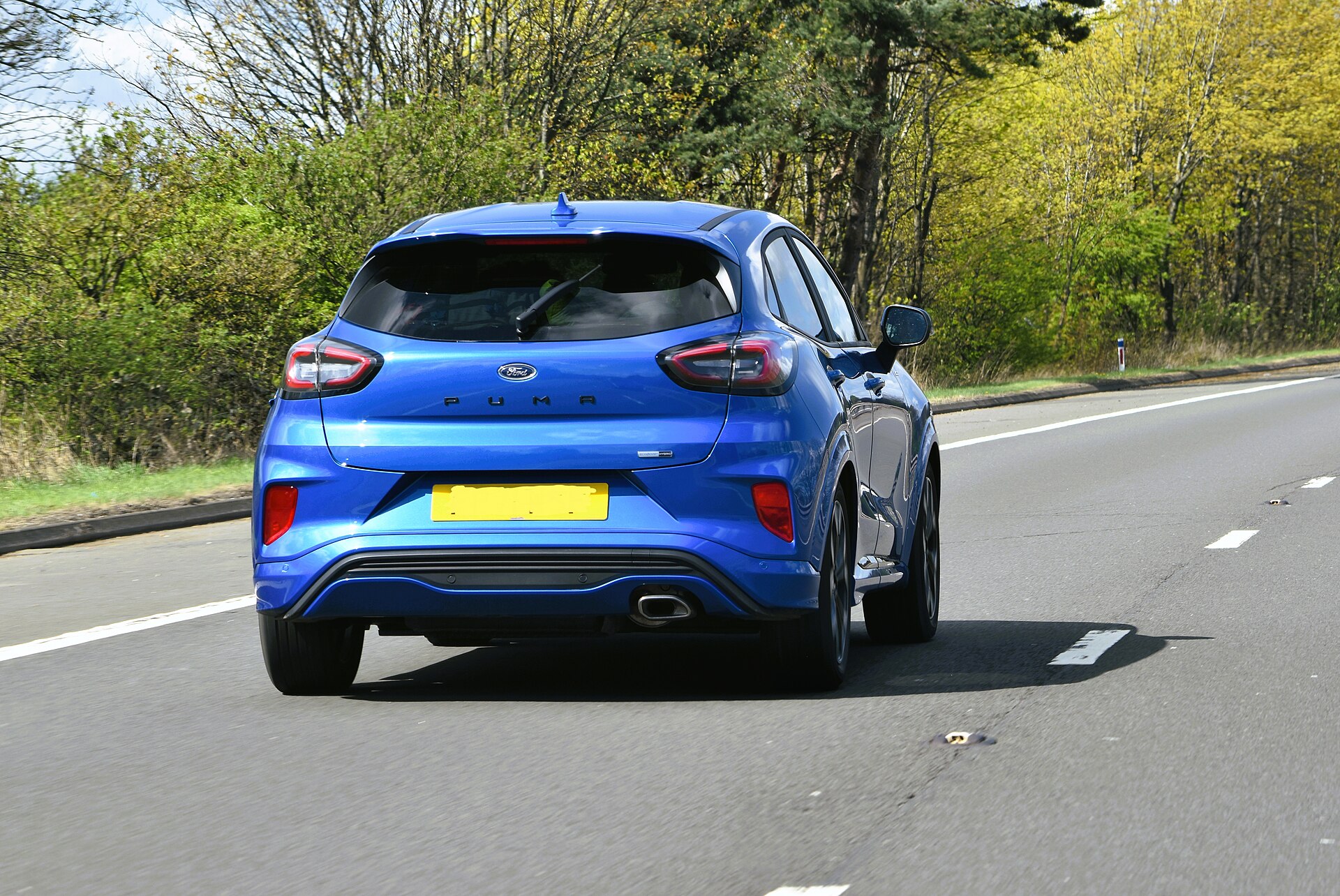 Mavi Ford Puma yolda arka görünüm