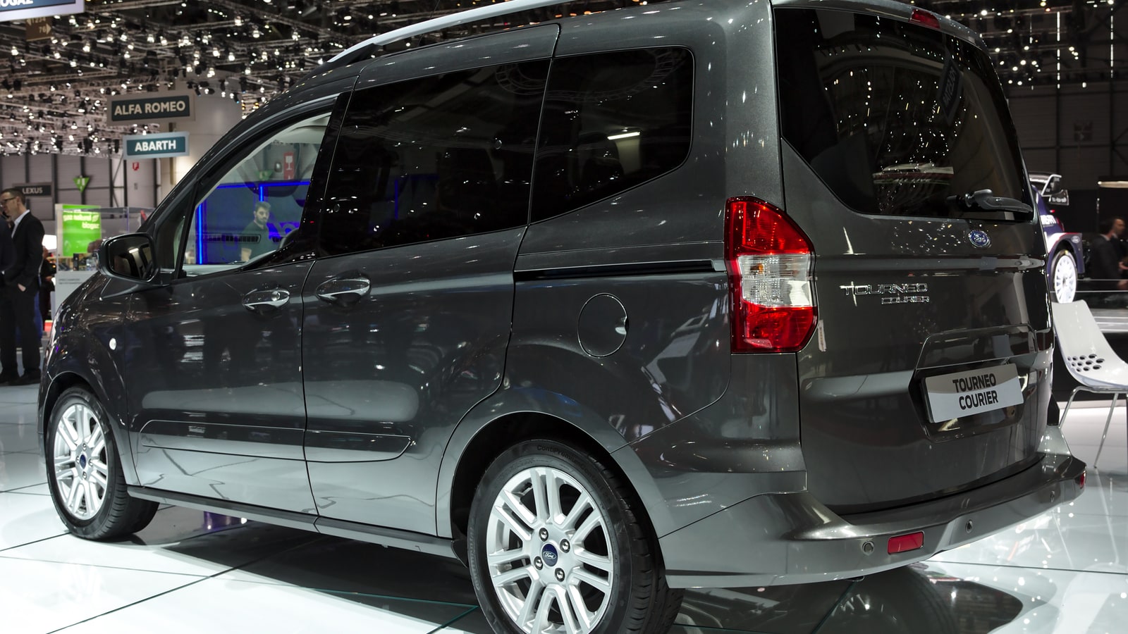 Ford Tourneo Courier arka ve yan görünüm